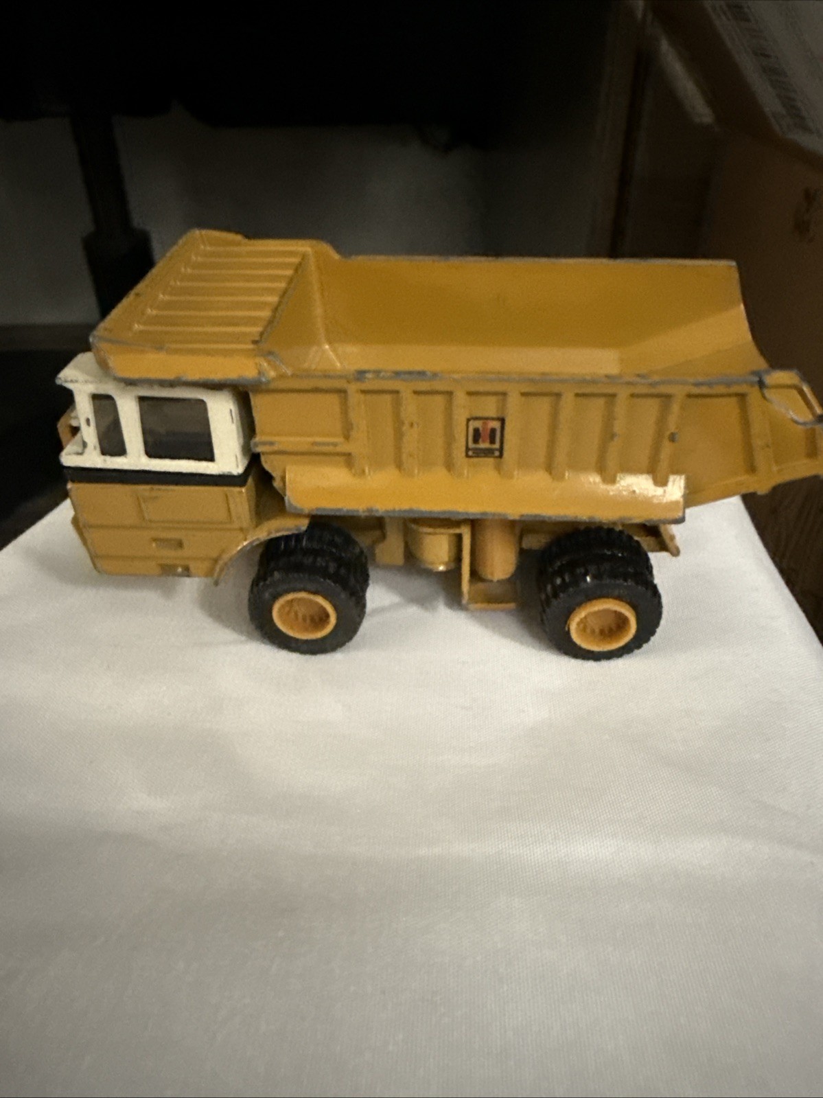 Vintage Ertl International Harvester Hydraulic Earth Mover Dump Truck