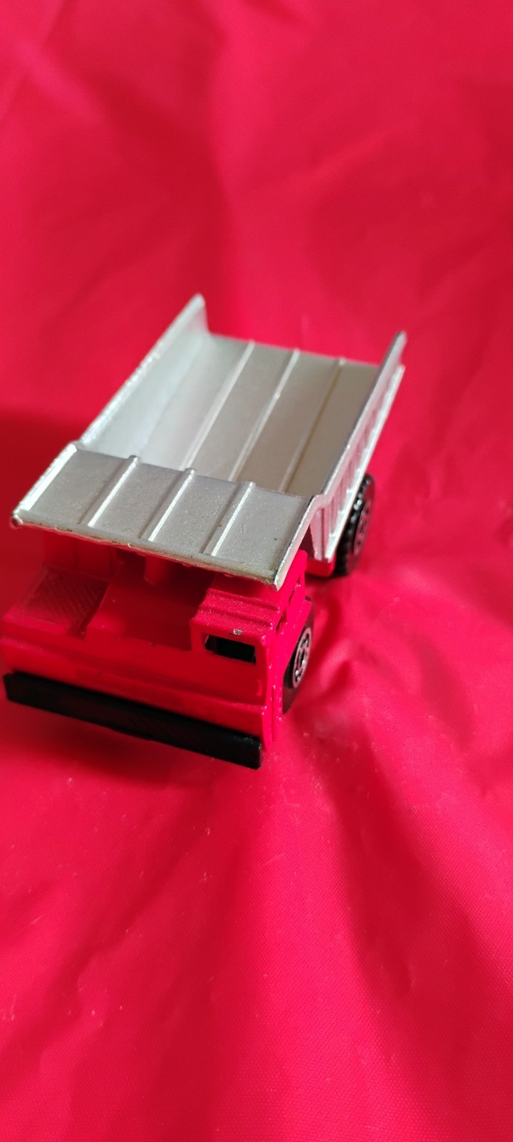 Matchbox 1:140 Red Silver Black Dump Truck Diecast Toy 1989 Construction Vehicle