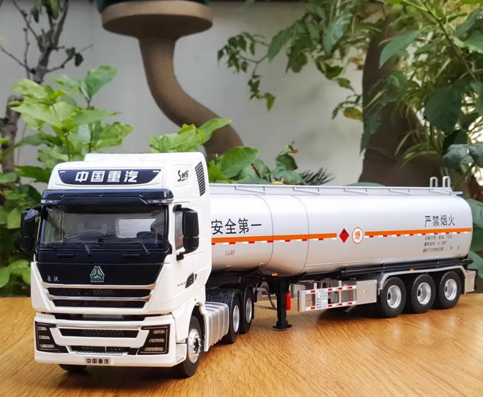1:36 46CM HOWO TH7 Tank Truck Petroleum Transport vehicle Carrier Diecast Model