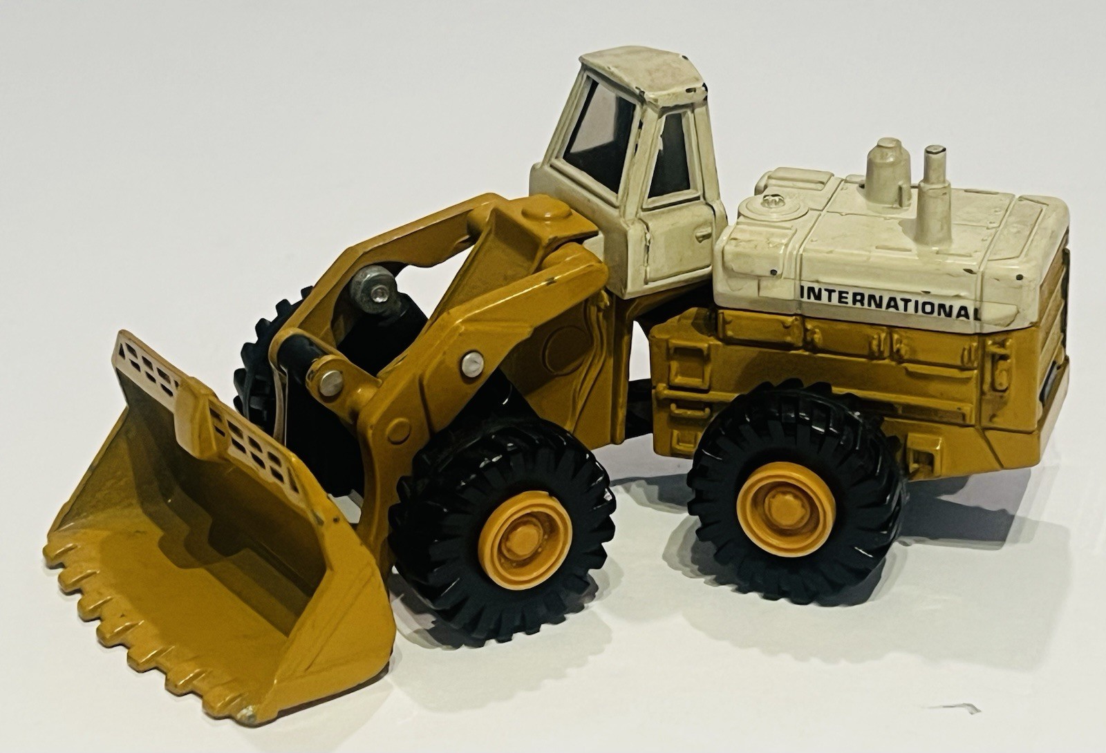 Ertl International Harvester 560 Wheel Loader Mighty Movers Series