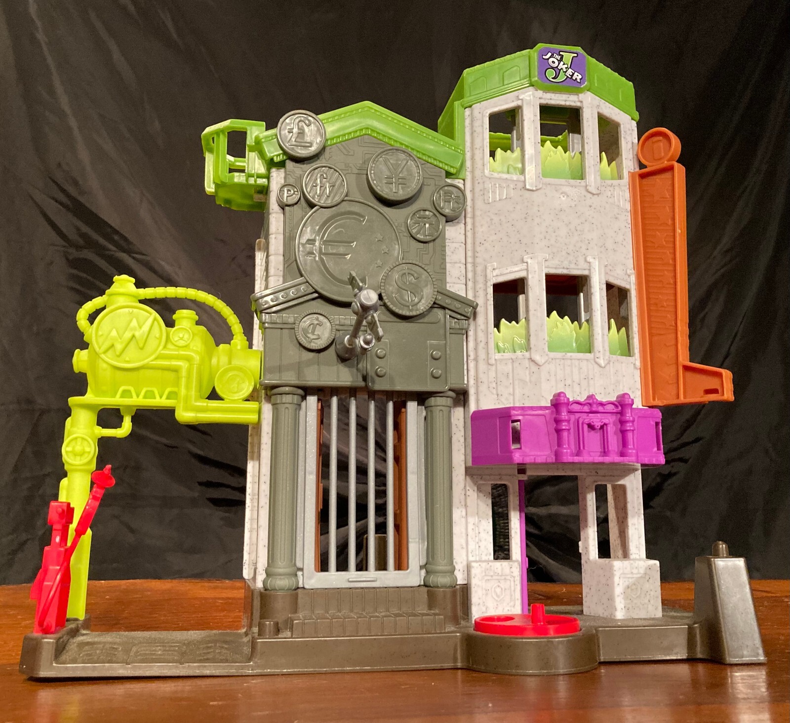 Batman Joker’s Lair Action Figure Diorama near 1/24 Excellent LN