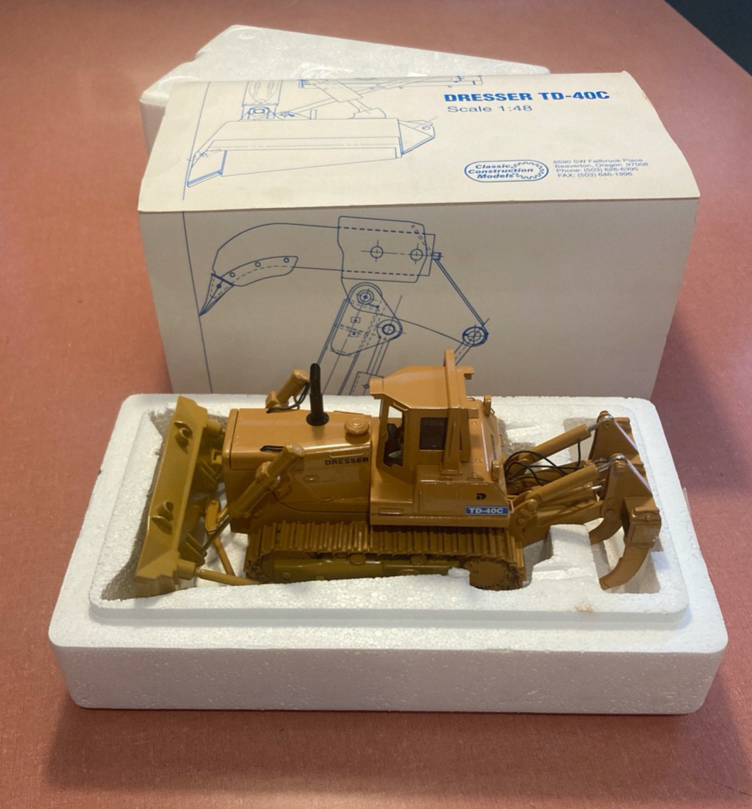 CCM Dresser TD-40C Crawler Tractor – 1:48 – NIB