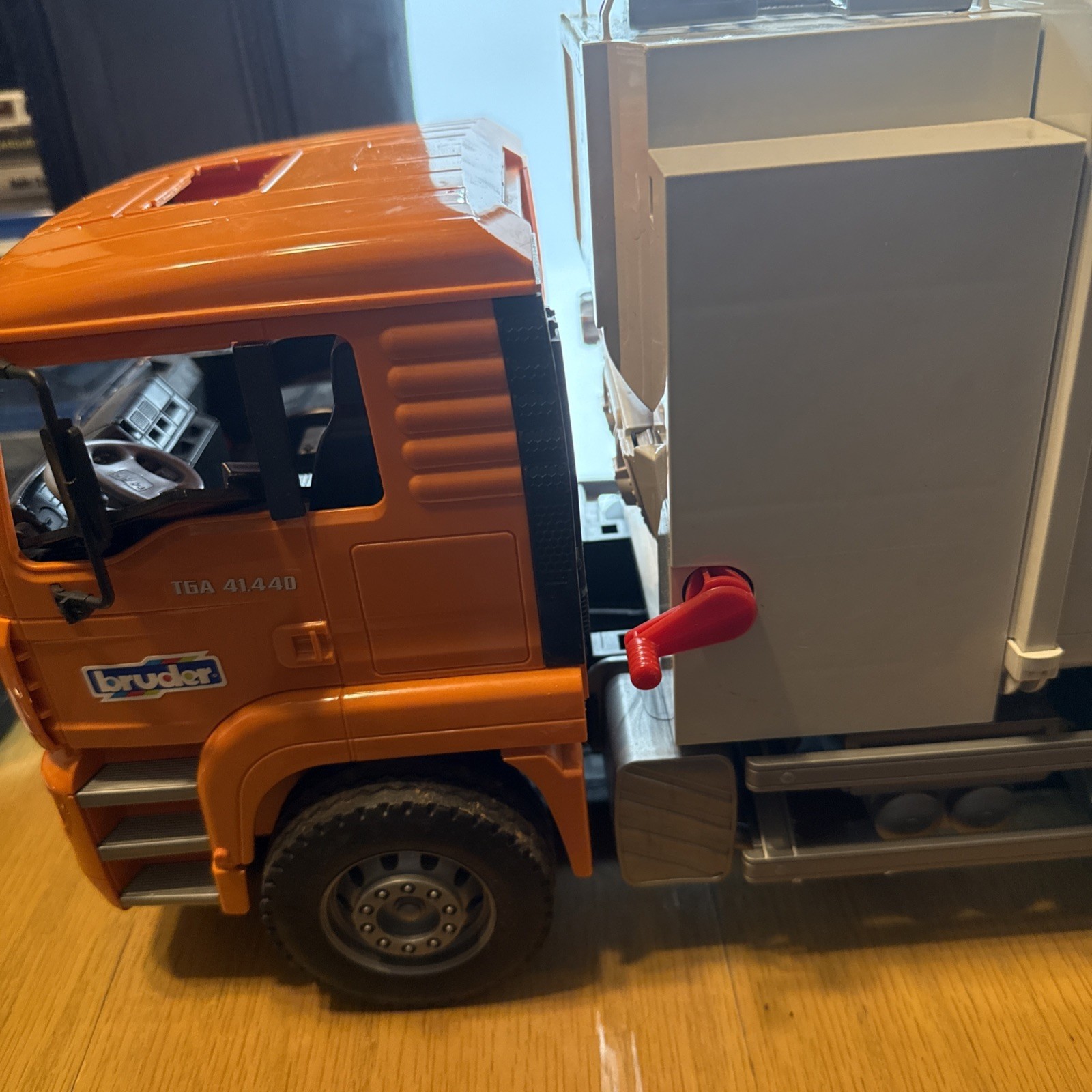 BRUDER MAN TGA Side Loading Garbage Recycle Truck w/2 Cans Vtg. 1998 – 21″ 1:16