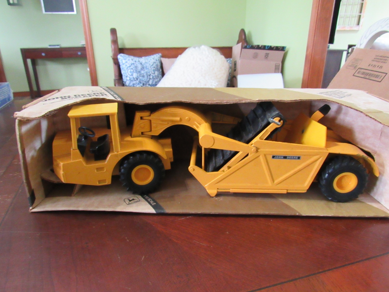 VINTAGE ERTL 1/16 JOHN DEERE #508 SCRAPPER – NIB – NEVER DISPLAYED