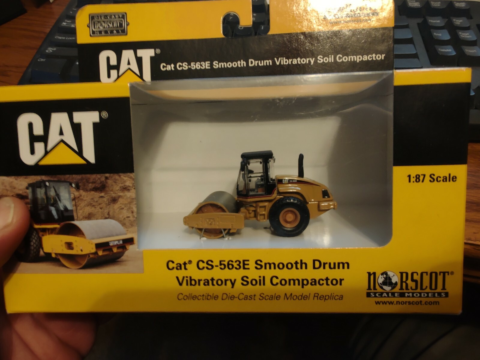 Norscot Caterpillar 1:87 CS-563E Smooth Drum Vibratory Soil Compactor Never Open