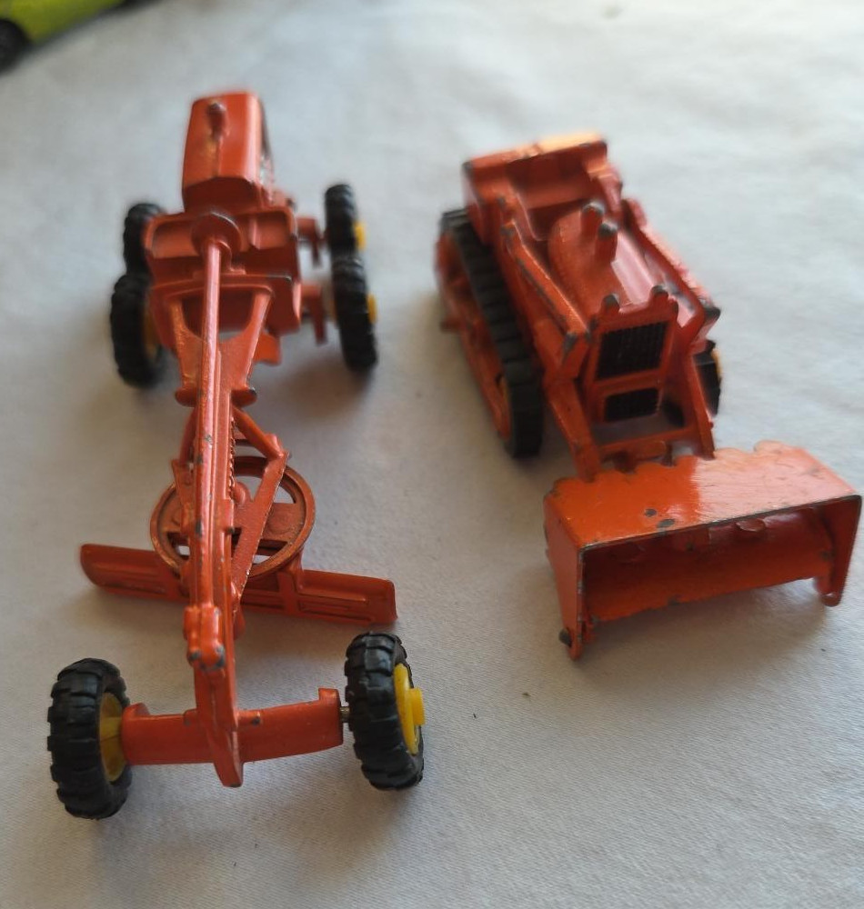 International Vintage 1970s 1/64 Diecast Lot 2 Road Grader Tracked Loader