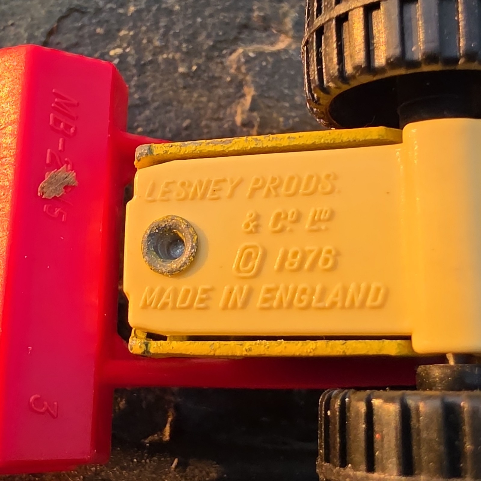 Matchbox Superfast No. 29 Tractor Shovel 1:64 Diecast Yellow/Red/Black 1978