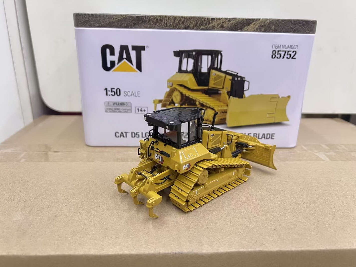 DM 1/50 Scale Cat D5 LGP VPAT Dozer with Foldable Blade Diecast Model 85752