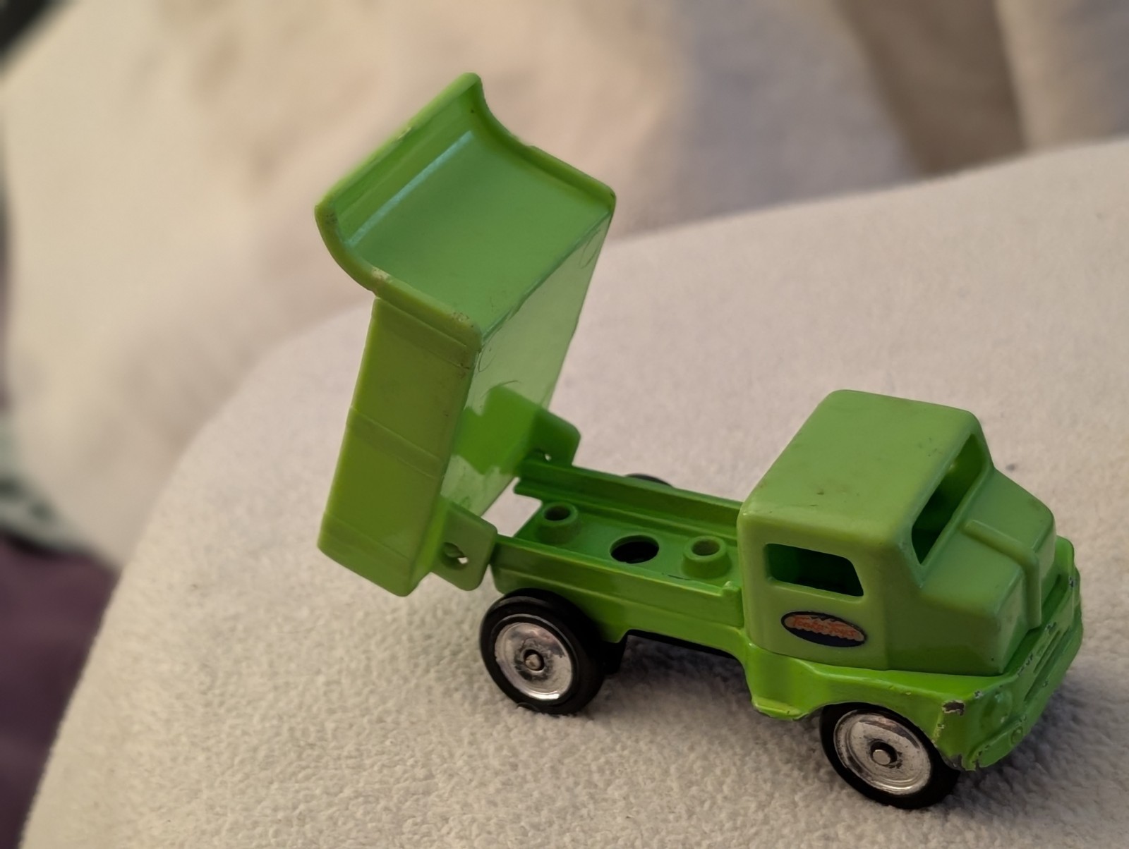 AWESOME TONKA TOYS CONSTRUCTION HAULER TRUCK 1:64 SCALE MAISTO NEON GREEN COLOR