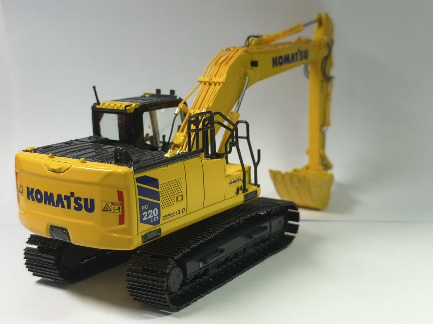 1/50 Scale KOMATSU PC220LCi-12 Hydraulic Excavator Diecast Model Toy Gift