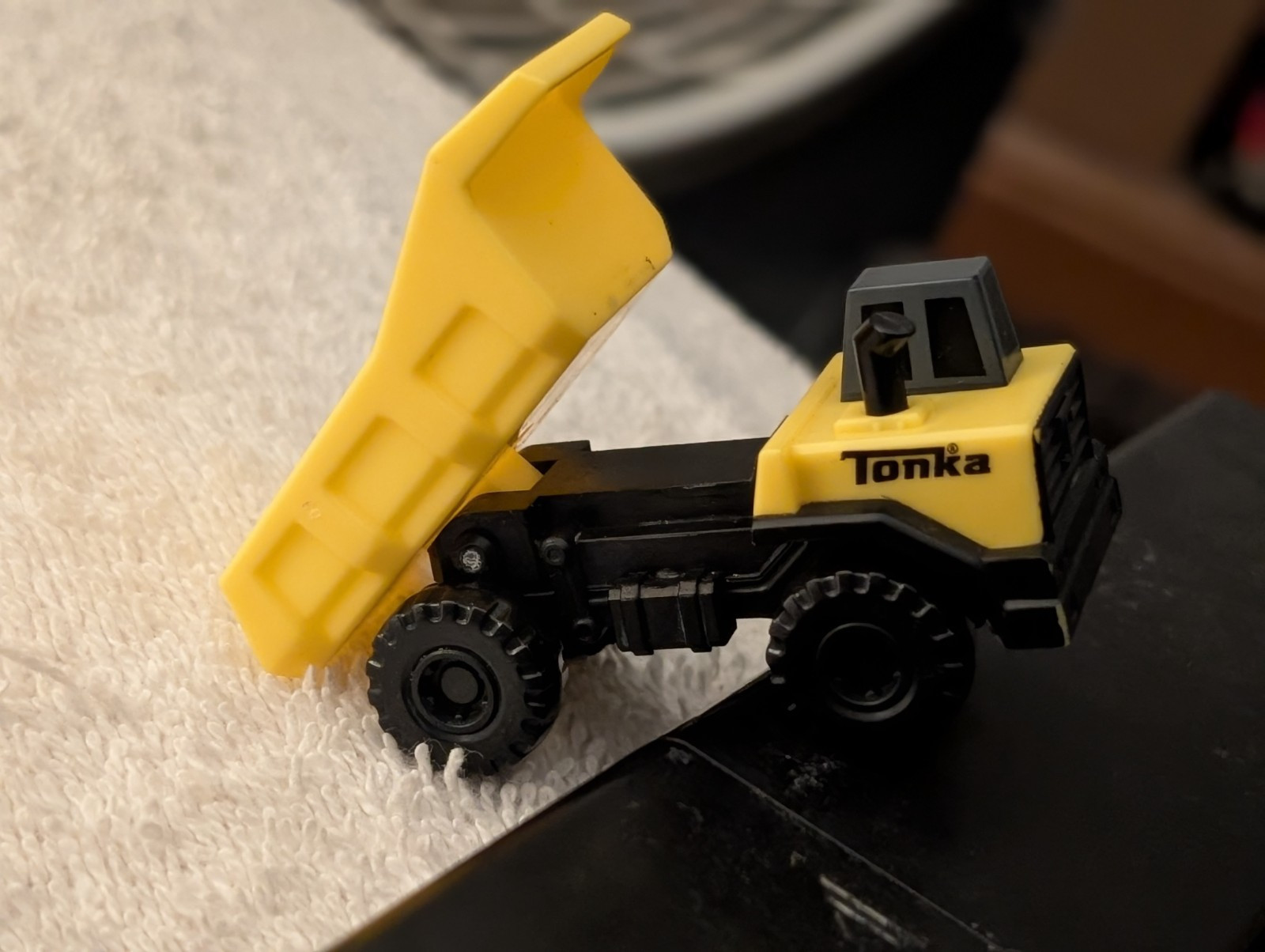 RUGGED TONKA HAULER BY HASBRO 1:64 SCALE BRIGHT CAUTION LIGHT YELLOW/BLK COLORS