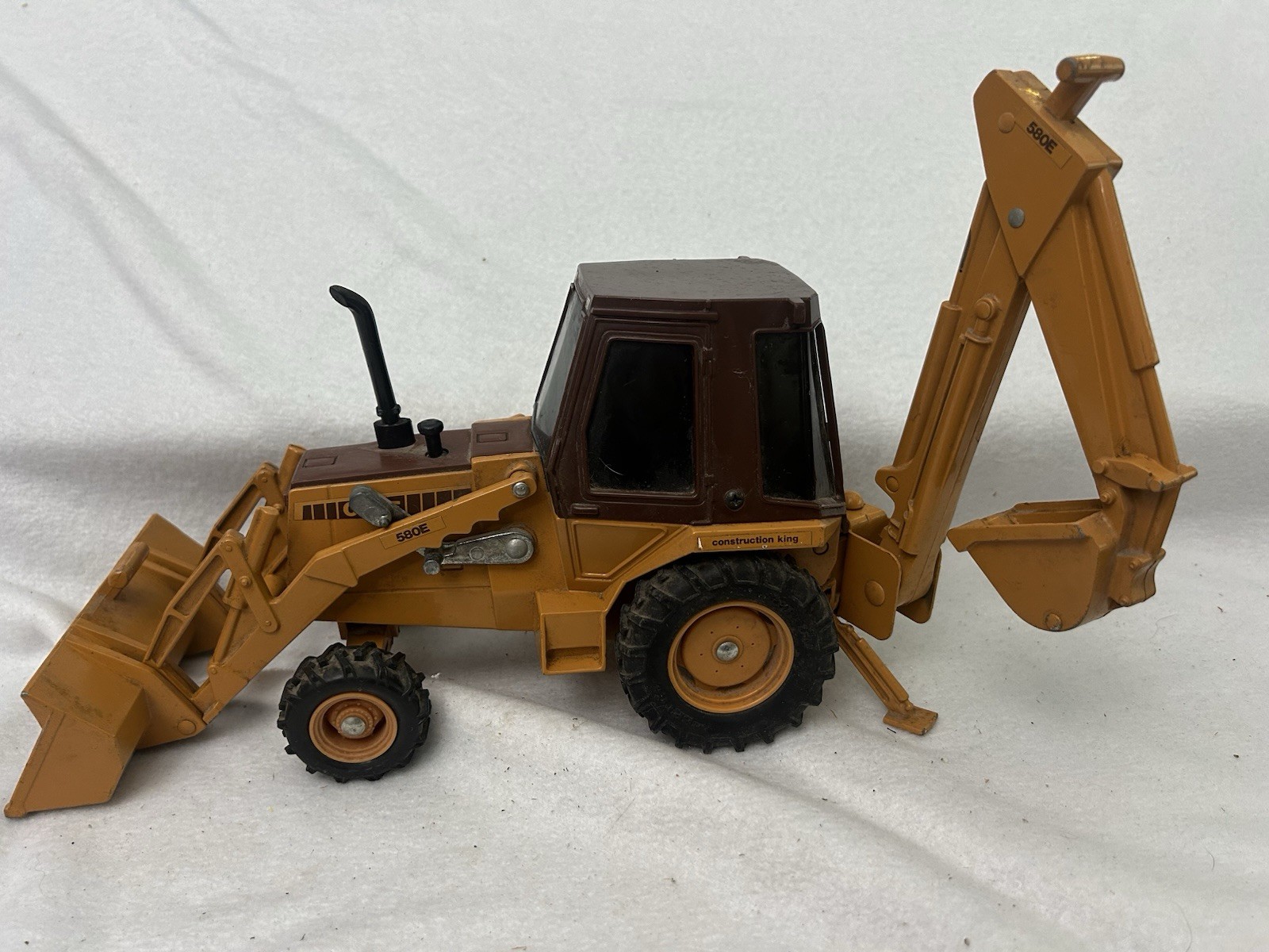 ERTL Case 580E Construction King Loader Backhoe 1/16 Diecast Tractor USA