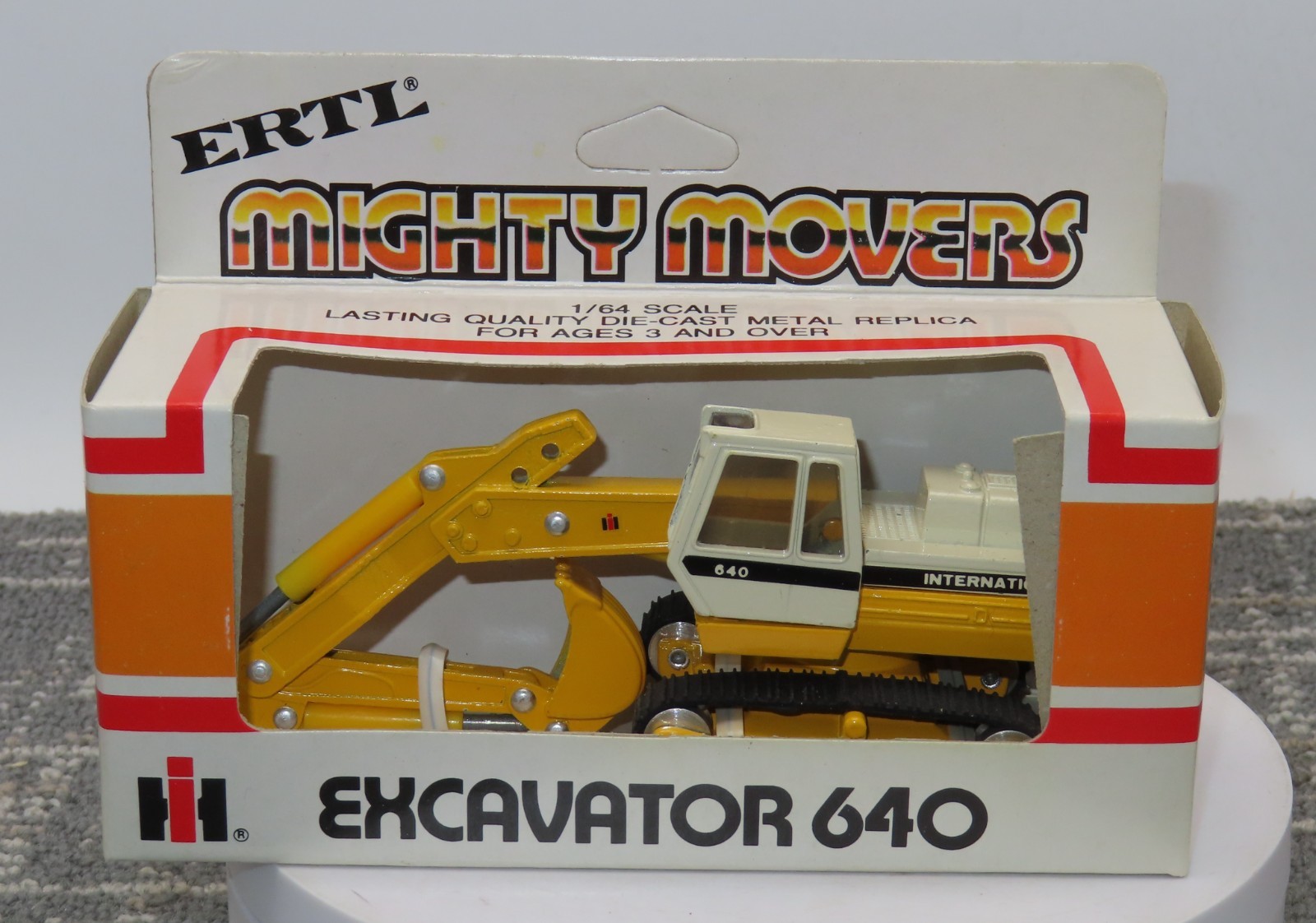 Ertl Mighty Movers International Excavator 640 1:64 1854