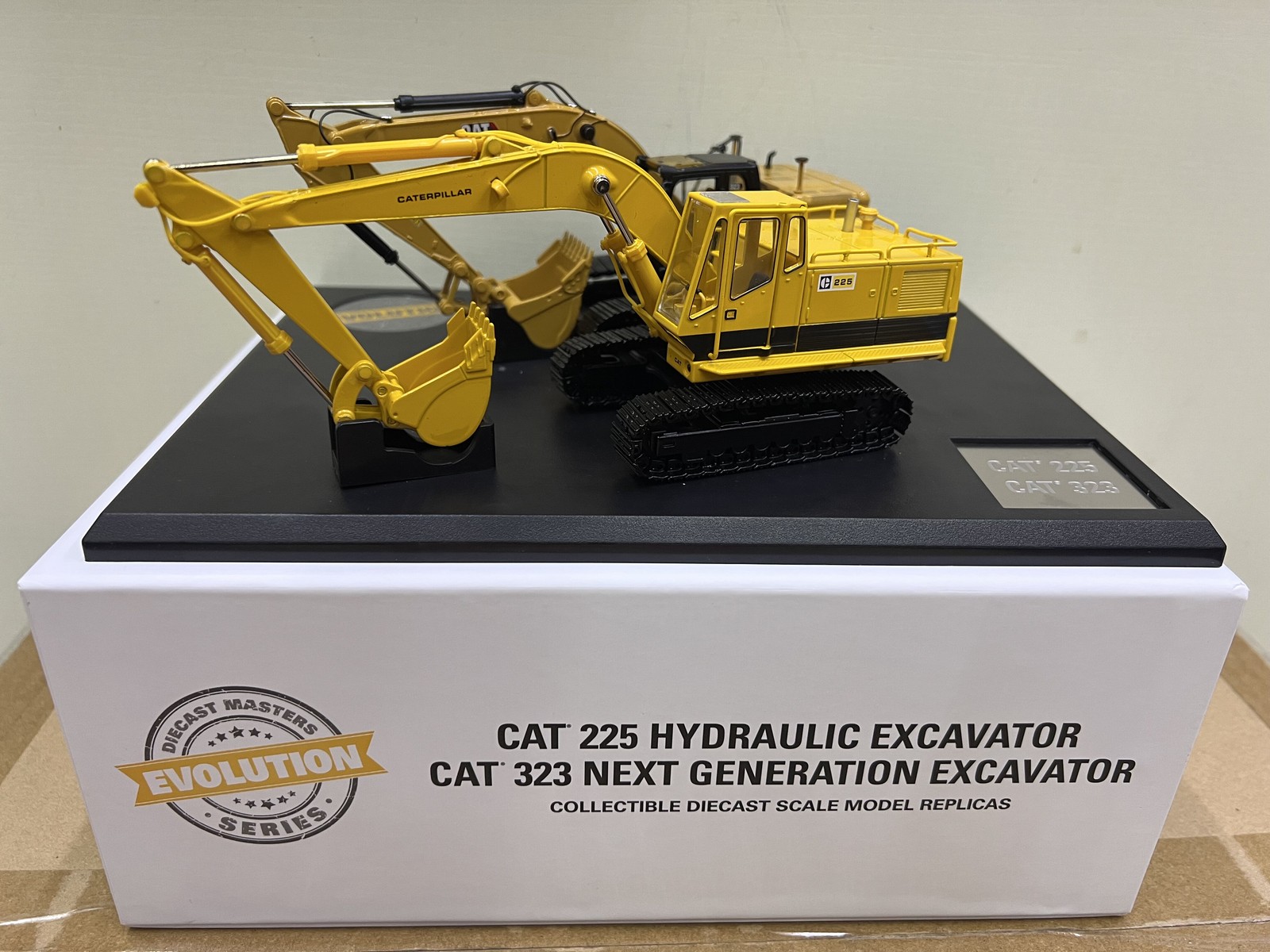 DM 1:50 CAT 225&323 Caterpillar Excavator Set Alloy Vehicle Model 85715