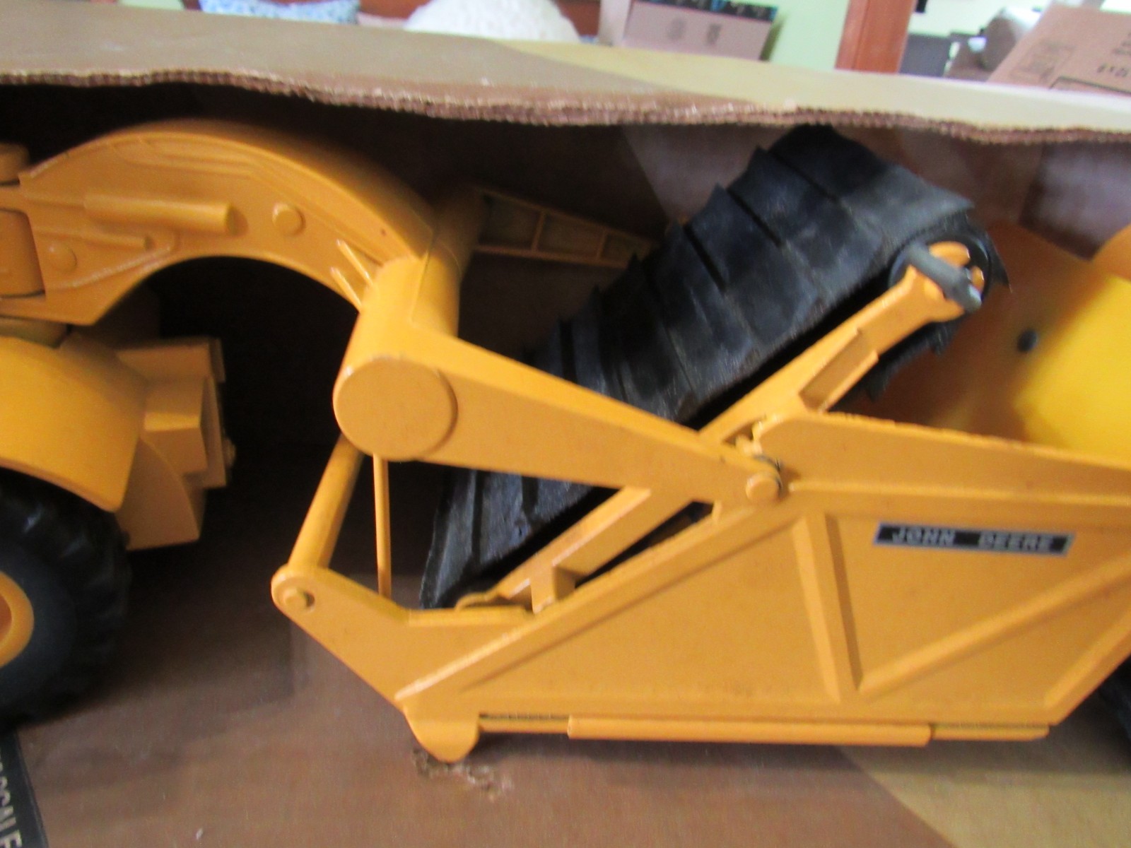 VINTAGE ERTL 1/16 JOHN DEERE #508 SCRAPPER – NIB – NEVER DISPLAYED
