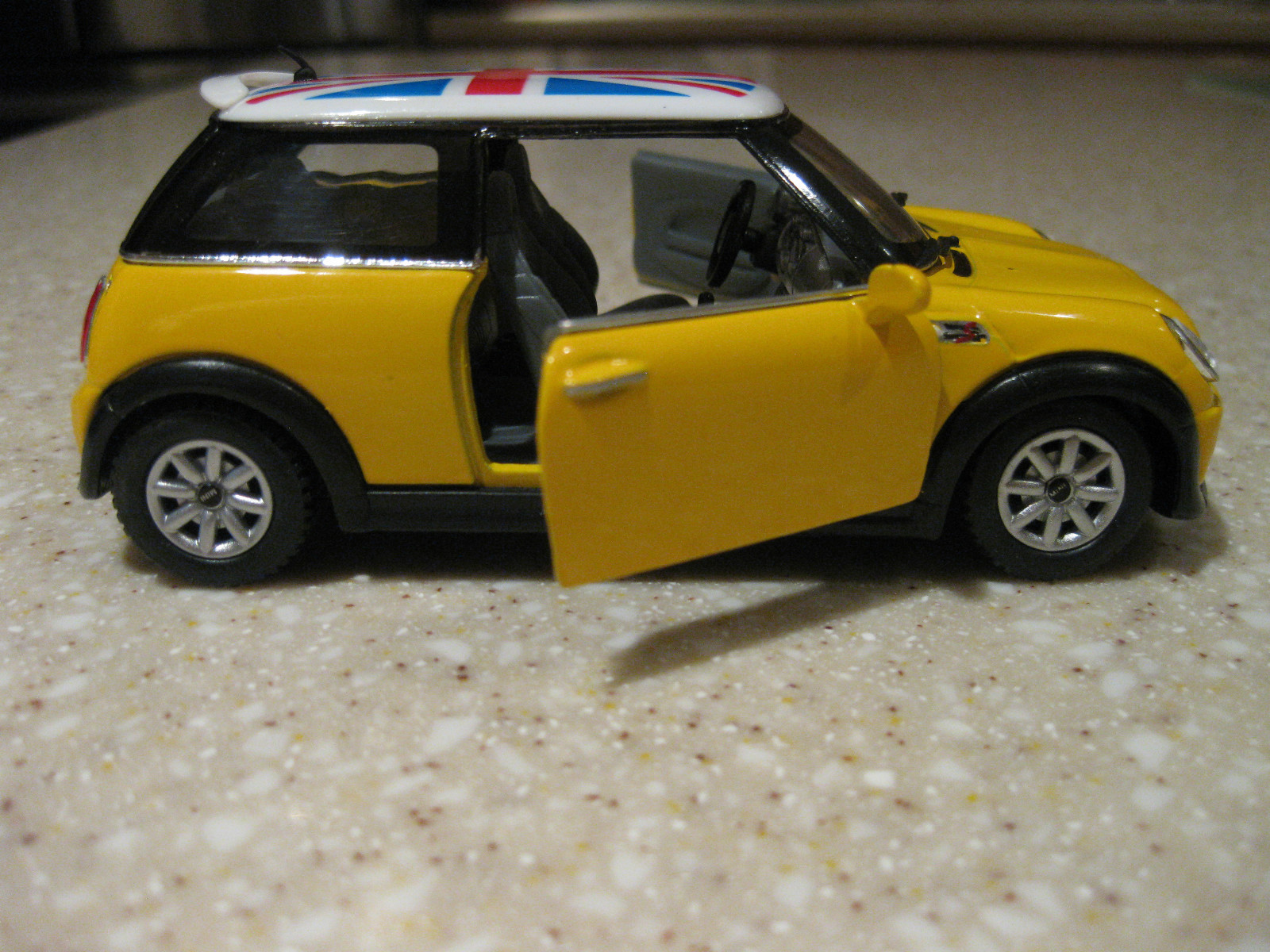 MINI COOPER HARD TOP YELLOW BRITISH FLAG UNION JACK LONDON 1:28 DIE PULLBACK