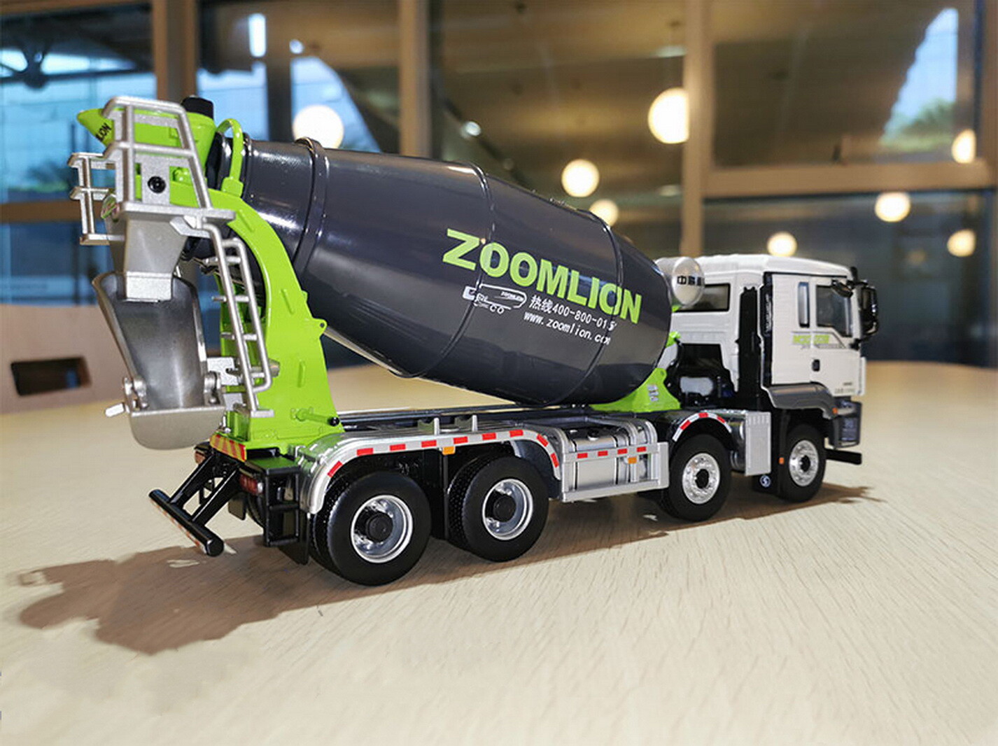 1/38 Scale Zoomlion SHACMAN M3000S 8X4 Concrete Mixer Truck Diecast Car Model