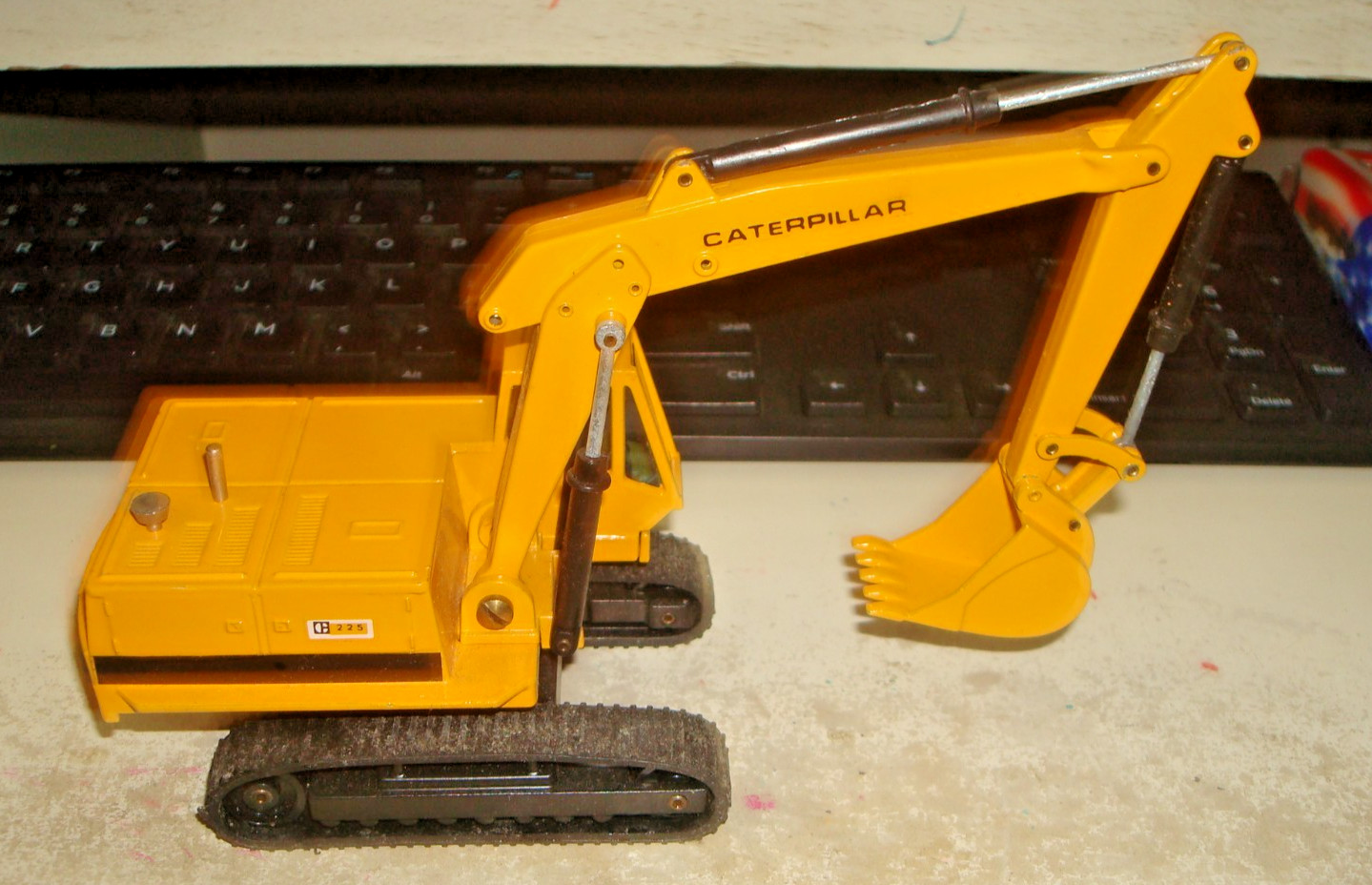 JOAL. CAT 225 EXCAVATOR. 1/70 SCALE.