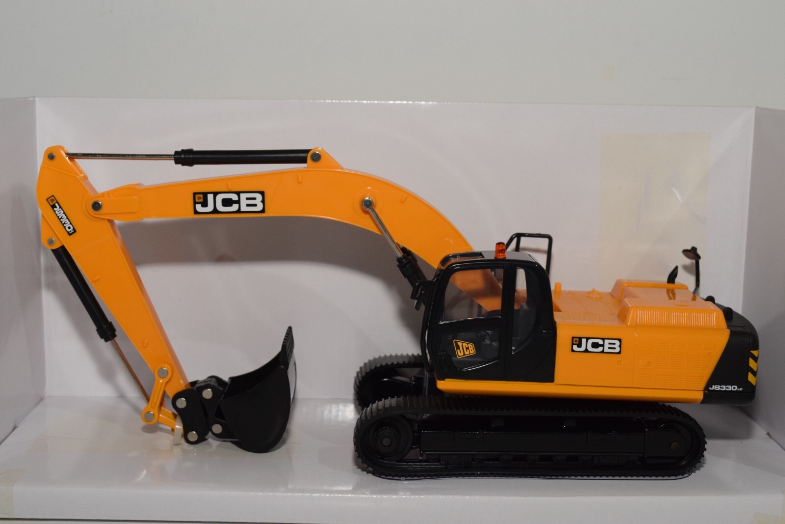 B4 1:32 BRITAINS JCB JS330 JS 330 TRACKED EXCAVATOR CRANE MIB VERY RARE!