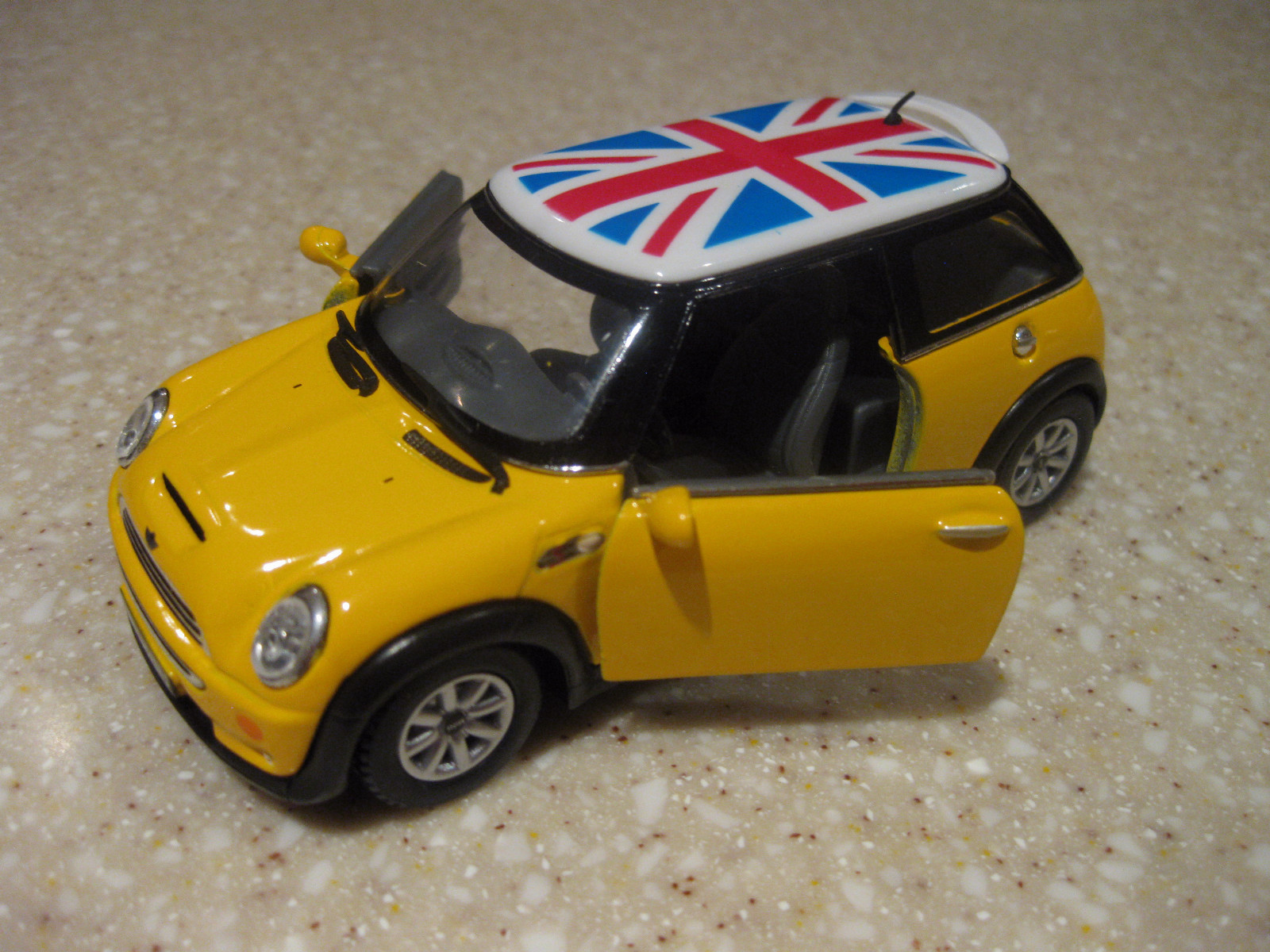 MINI COOPER HARD TOP YELLOW BRITISH FLAG UNION JACK LONDON 1:28 DIE PULLBACK