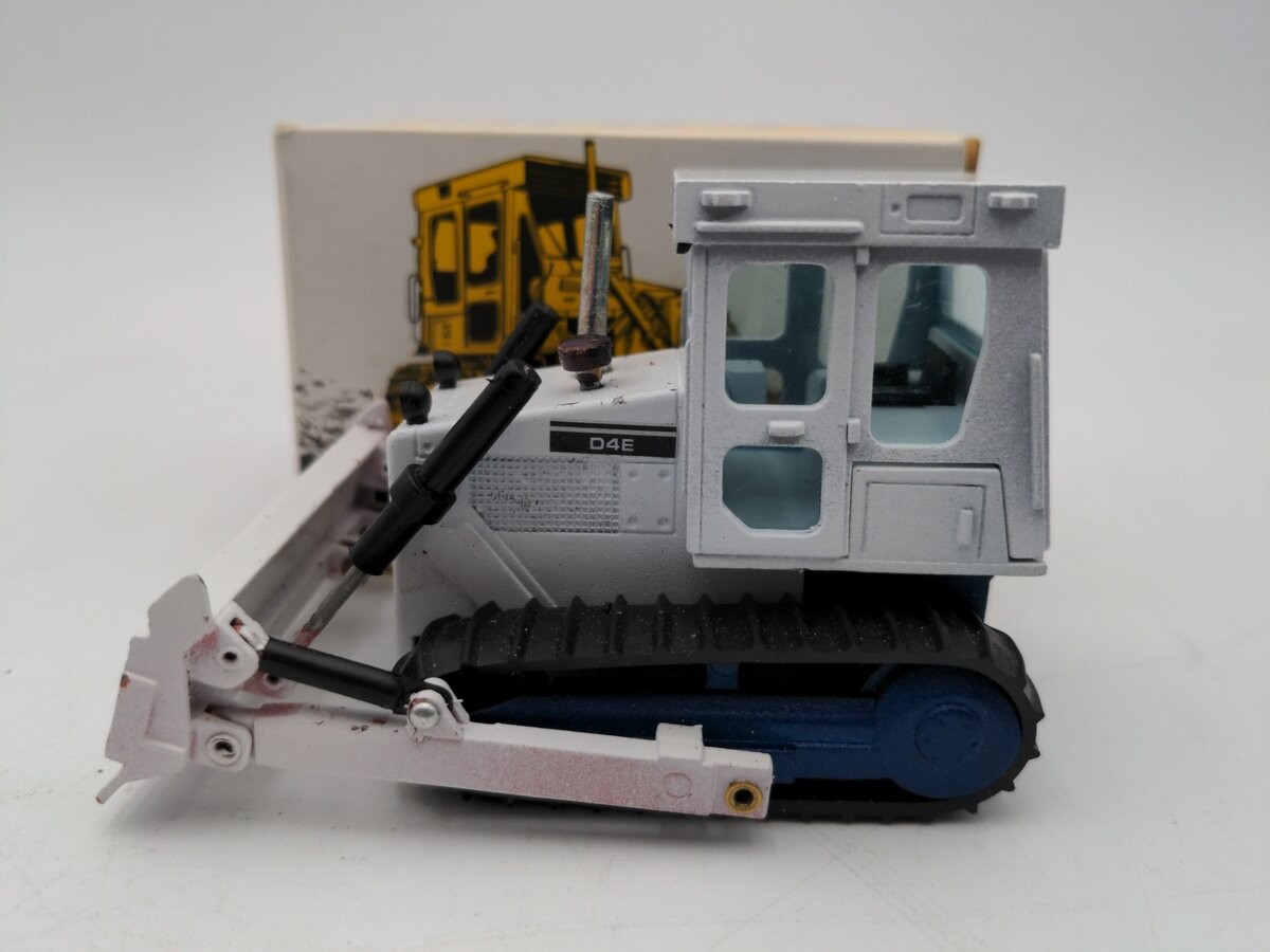 NZG 205 1:50 Scale Caterpillar D4E Dozer/Box