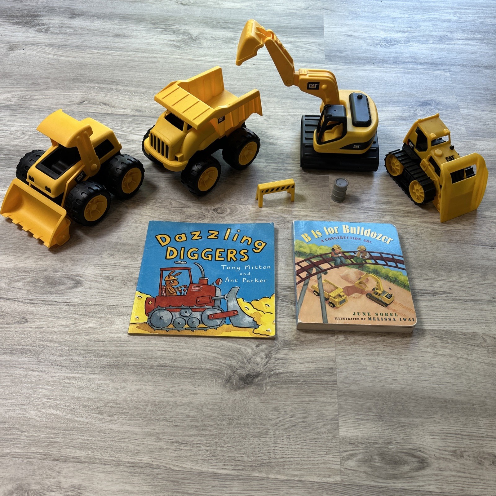 CAT Machines Lot of 4 Toy Construction Vehicles and 2 Books