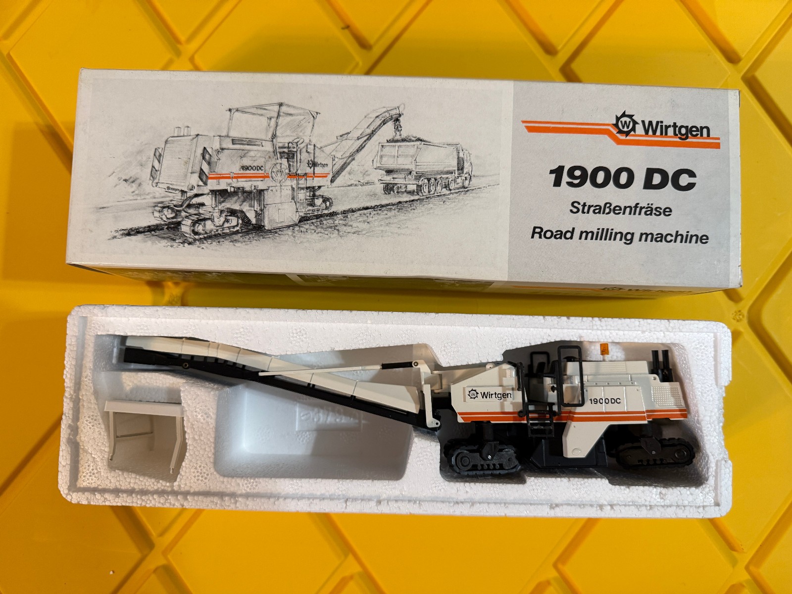 #379 WIRTGEN 1900DC Road Milling Machine white 2000’s NZG 1:50 scale diecast