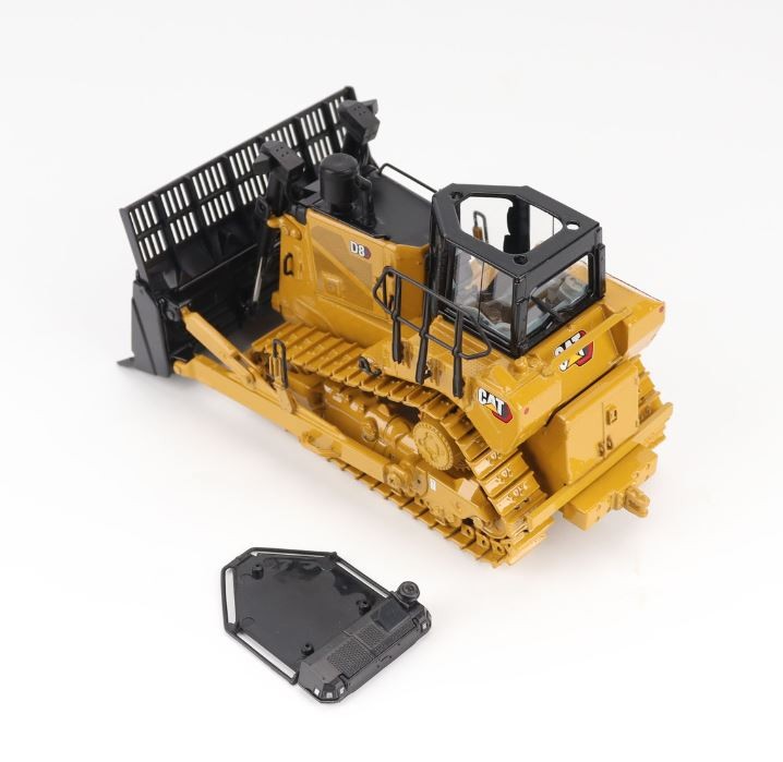 DIECAST MASTERS – Toro CATERPILLAR D8 for Waste Handling – 1/5…