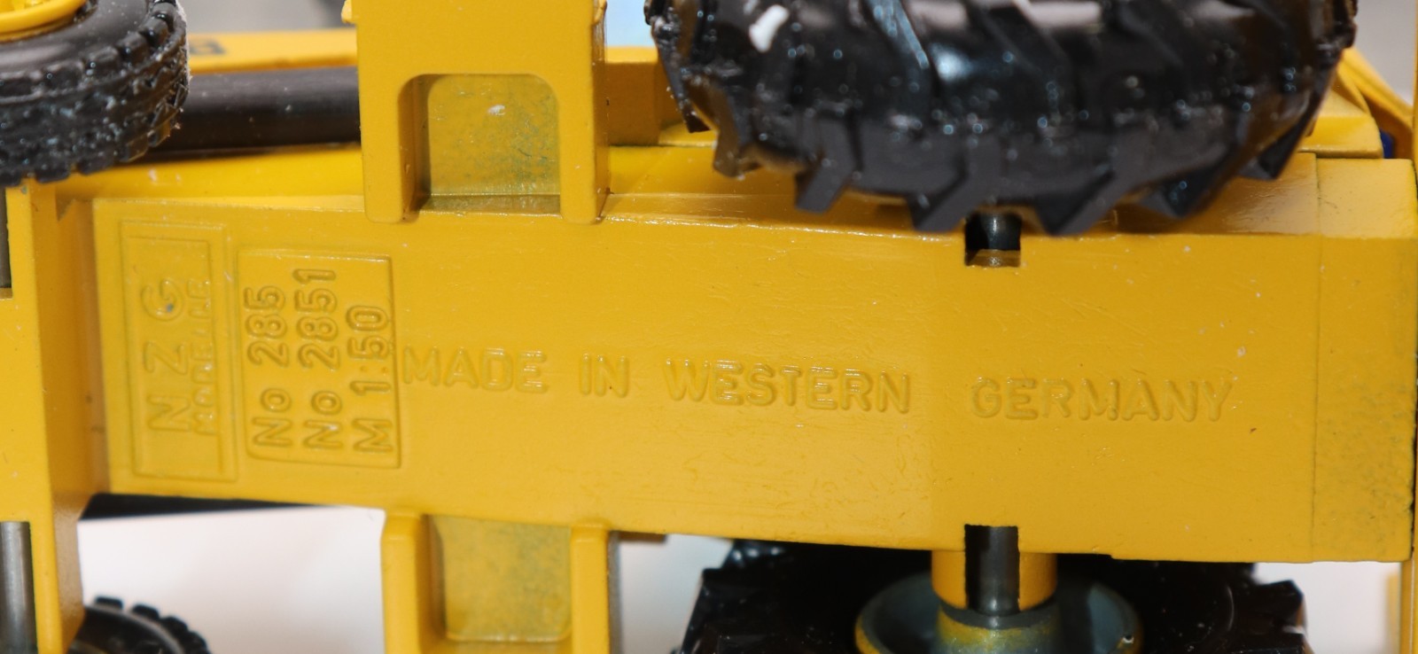 NZG CAT 428 Backhoe Loader Caterpillar 2851 1:50 Scale in Box Germany READ