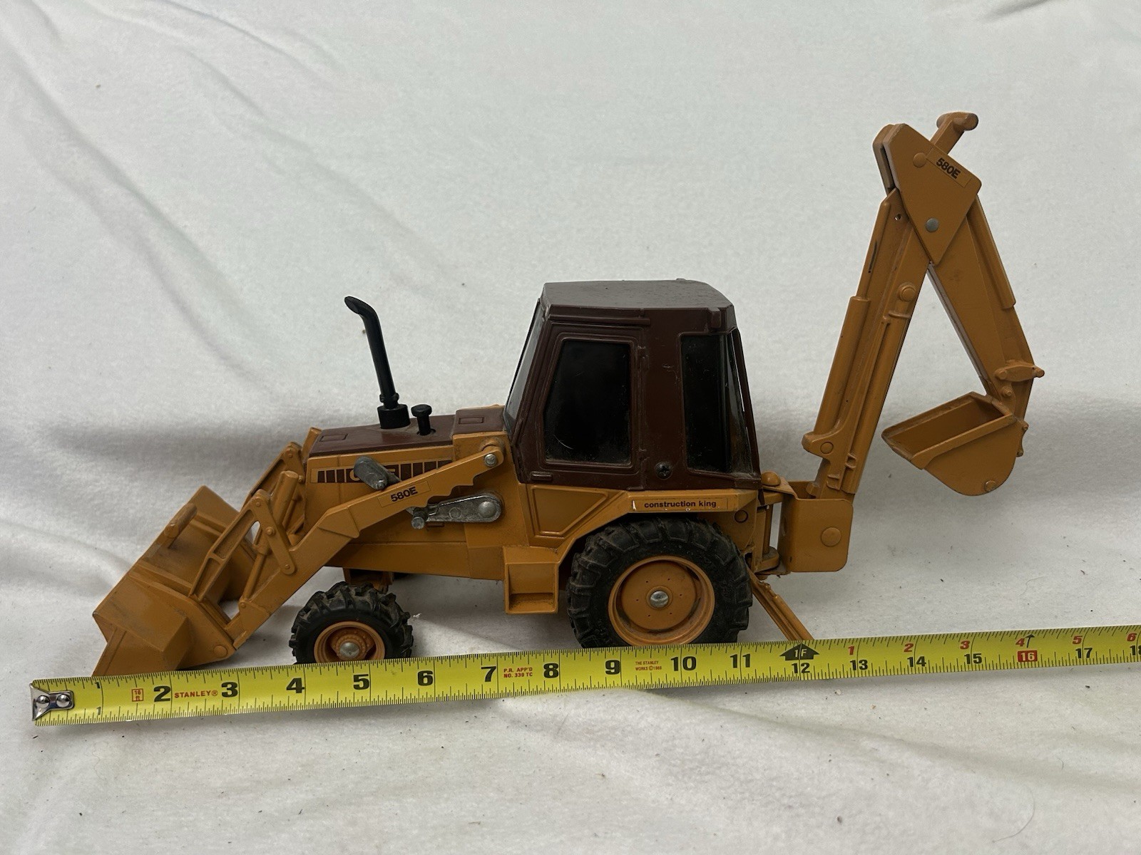ERTL Case 580E Construction King Loader Backhoe 1/16 Diecast Tractor USA