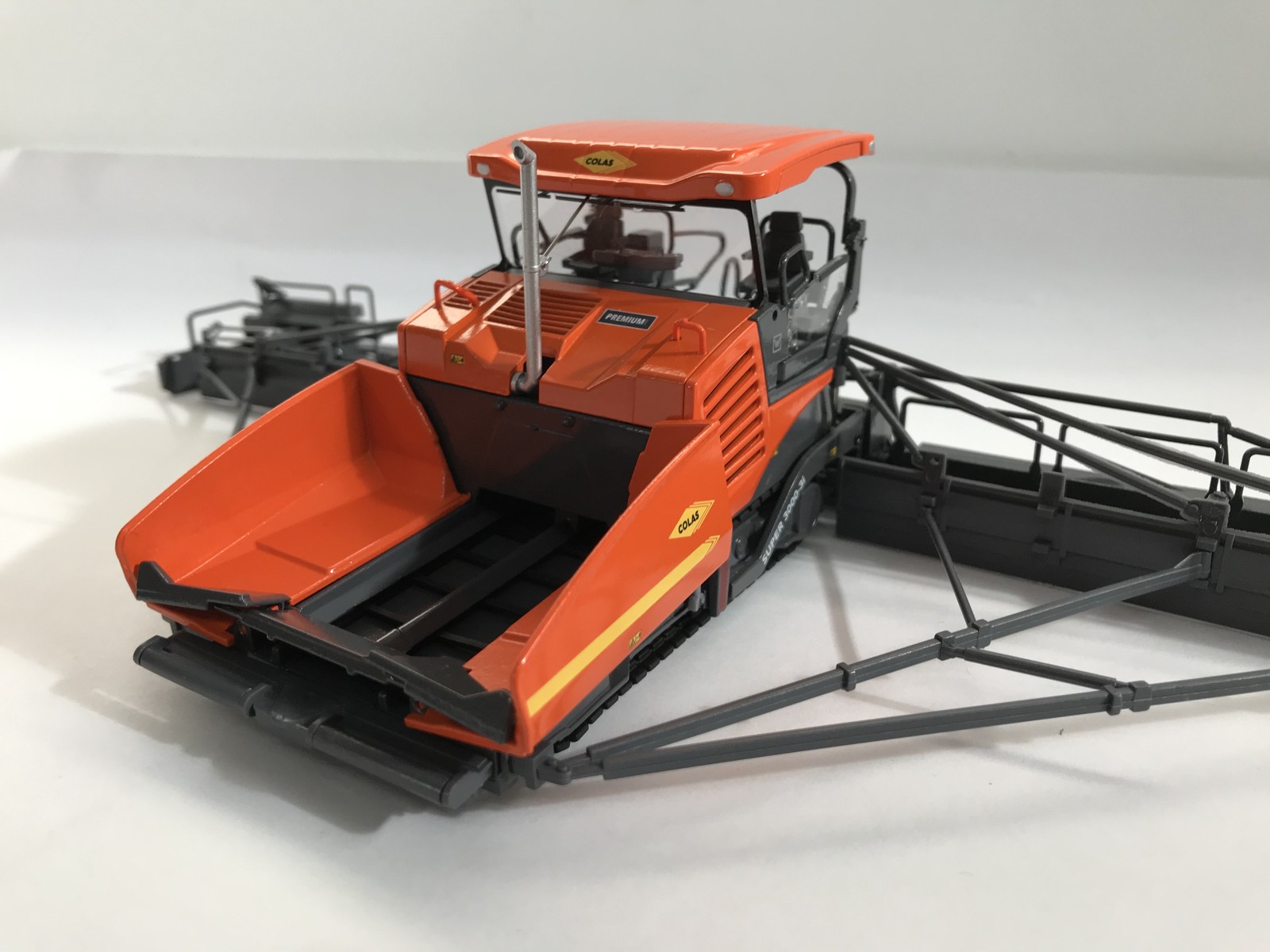 CONRAD – VOGELE Super 3000-3 finisher from the COLAS COMPANY – 1/50 – CON2520/01