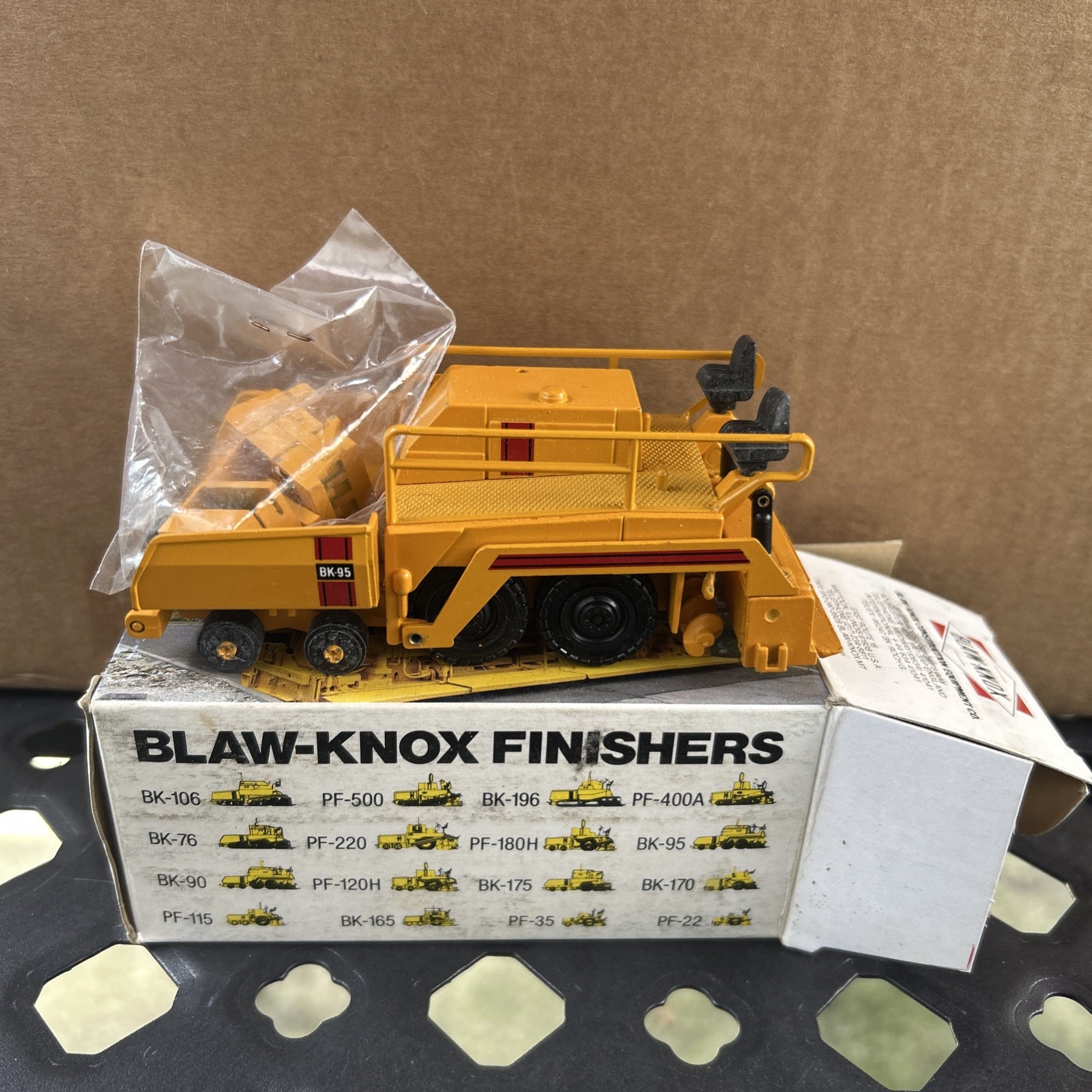 BLAW KNOX BK-95 FERTIGER RÄDER #245.2 NZG 1:50 Model Finisher Vehicle