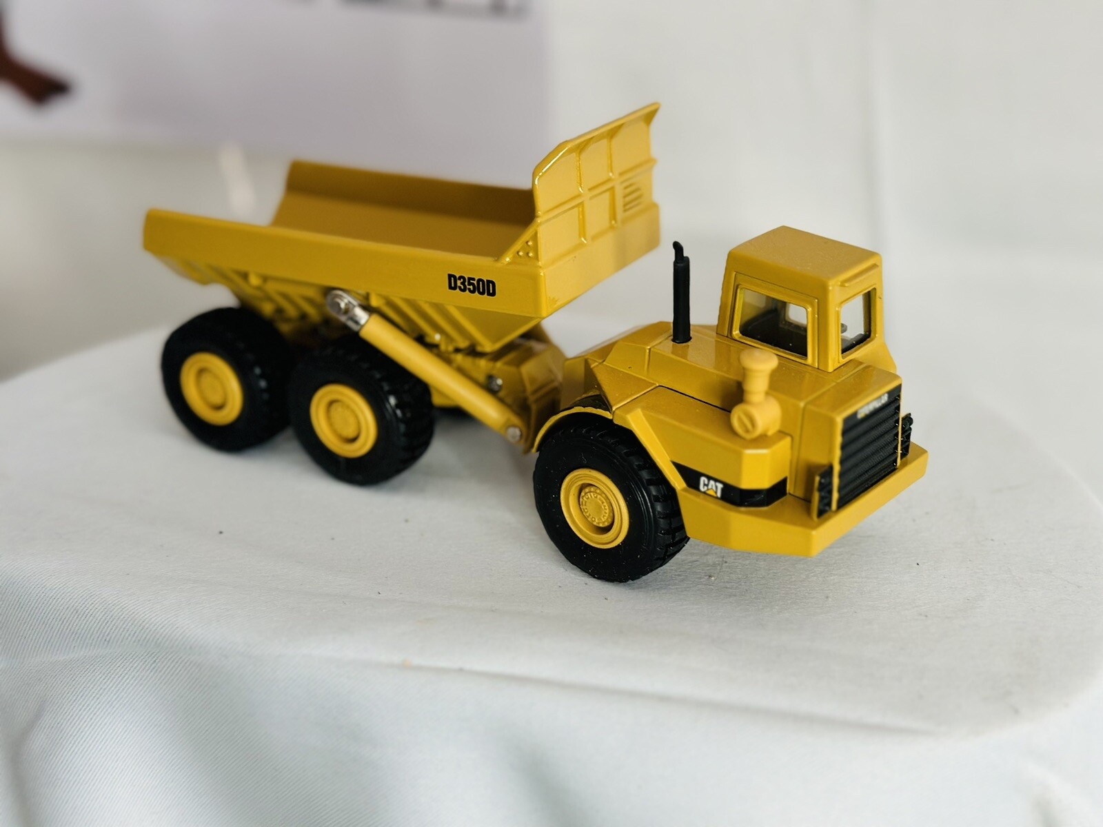 Ertl 1/64 Scale Diecast Caterpillar CAT D25D Articulated Quarry Dump Truck Toy