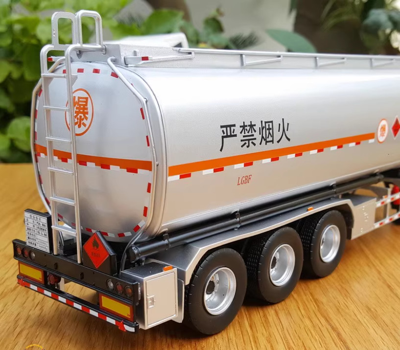 1:36 46CM HOWO TH7 Tank Truck Petroleum Transport vehicle Carrier Diecast Model