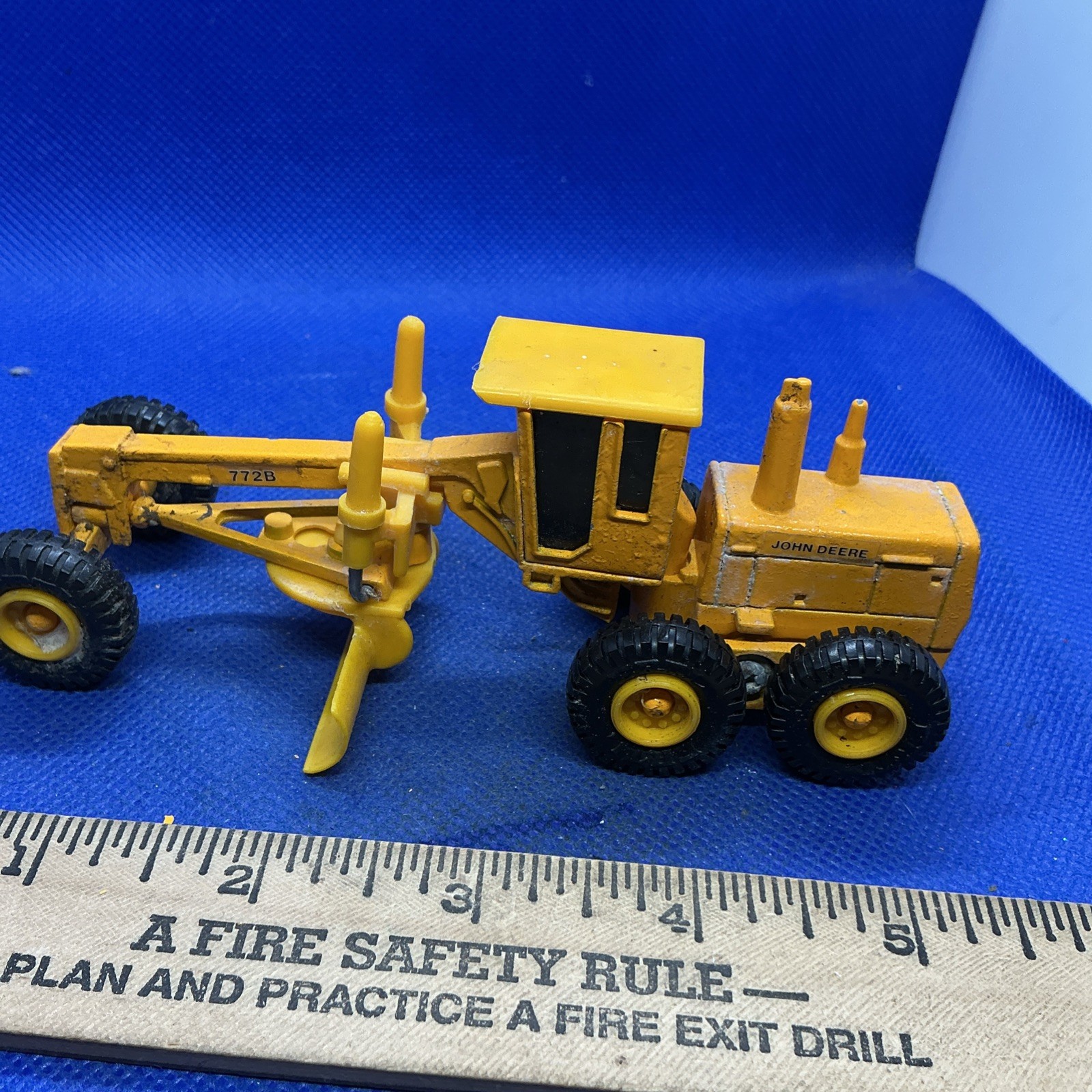 Vintage ERTL Diecast John Deere 772B Road Grader 1:64 Scale Good Condition