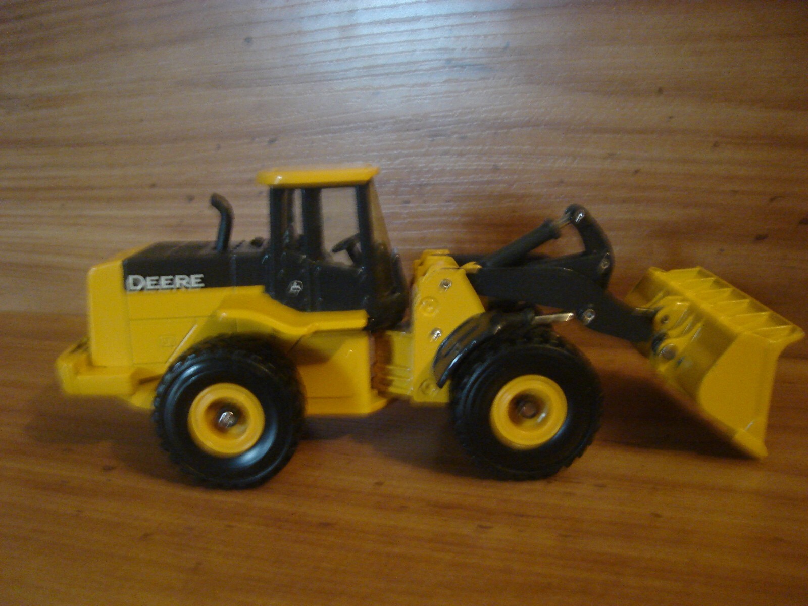 ERTL John Deere Articulating Front End Loader w/ Rubber Wheels Diecast Model