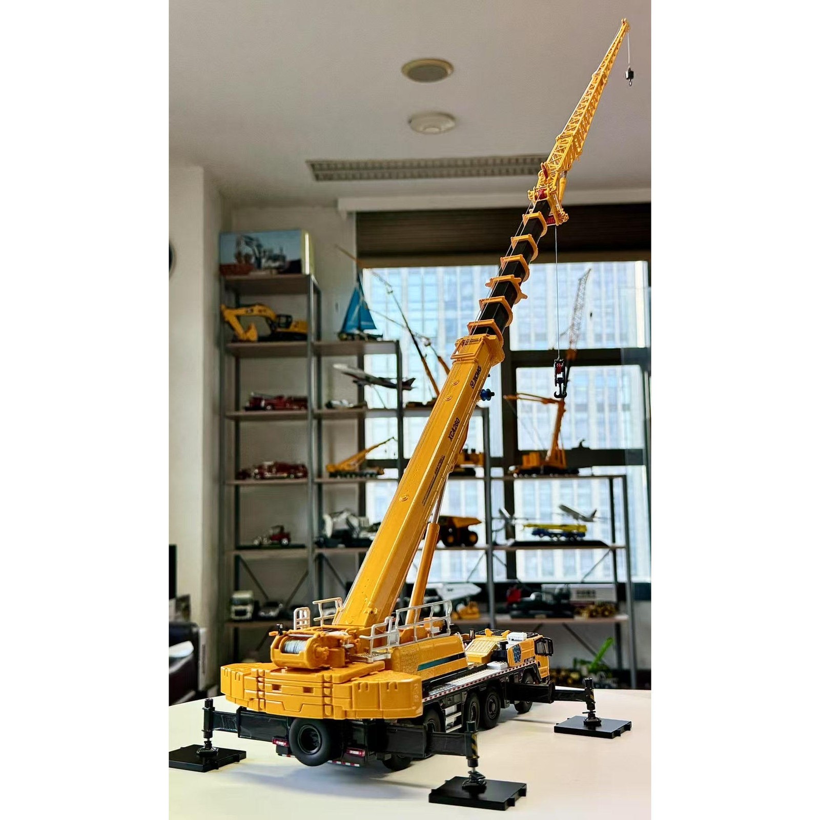 1:50 XGMC XCA260L8 XCMG all-terrain crane 260 two-cab 5-axle alloy crane model