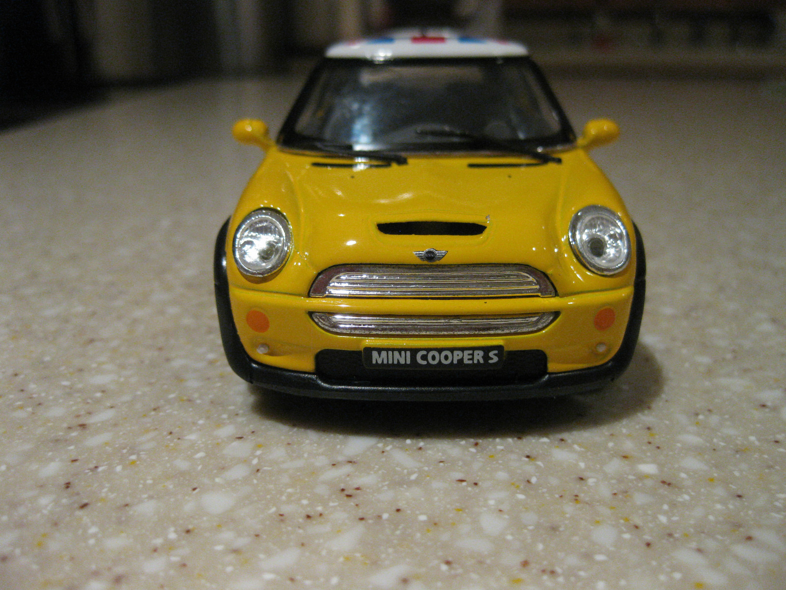 MINI COOPER HARD TOP YELLOW BRITISH FLAG UNION JACK LONDON 1:28 DIE PULLBACK