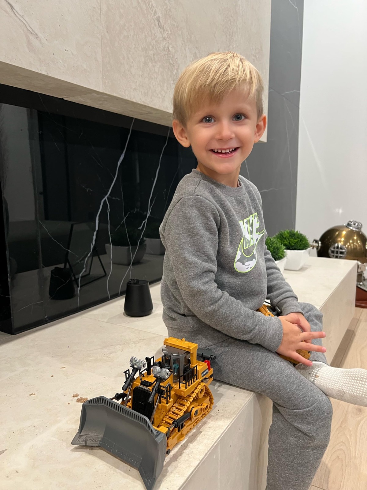 Metal RC Bulldozer Toy for Kids | 9-Channel Remote Control Track-Type Tractor…