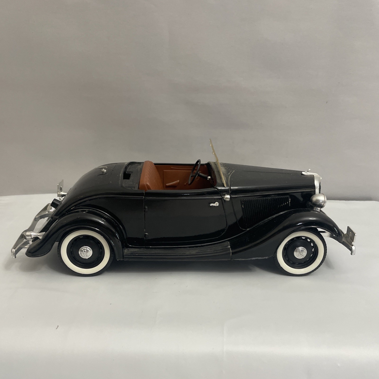 Solido Ford V8 Rachelle 1/19 France Die-cast Missing Part