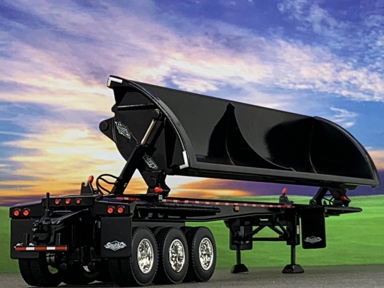1/64 DCP BLACK SMITHCO TRI-AXLE SIDE DUMP TRAILER