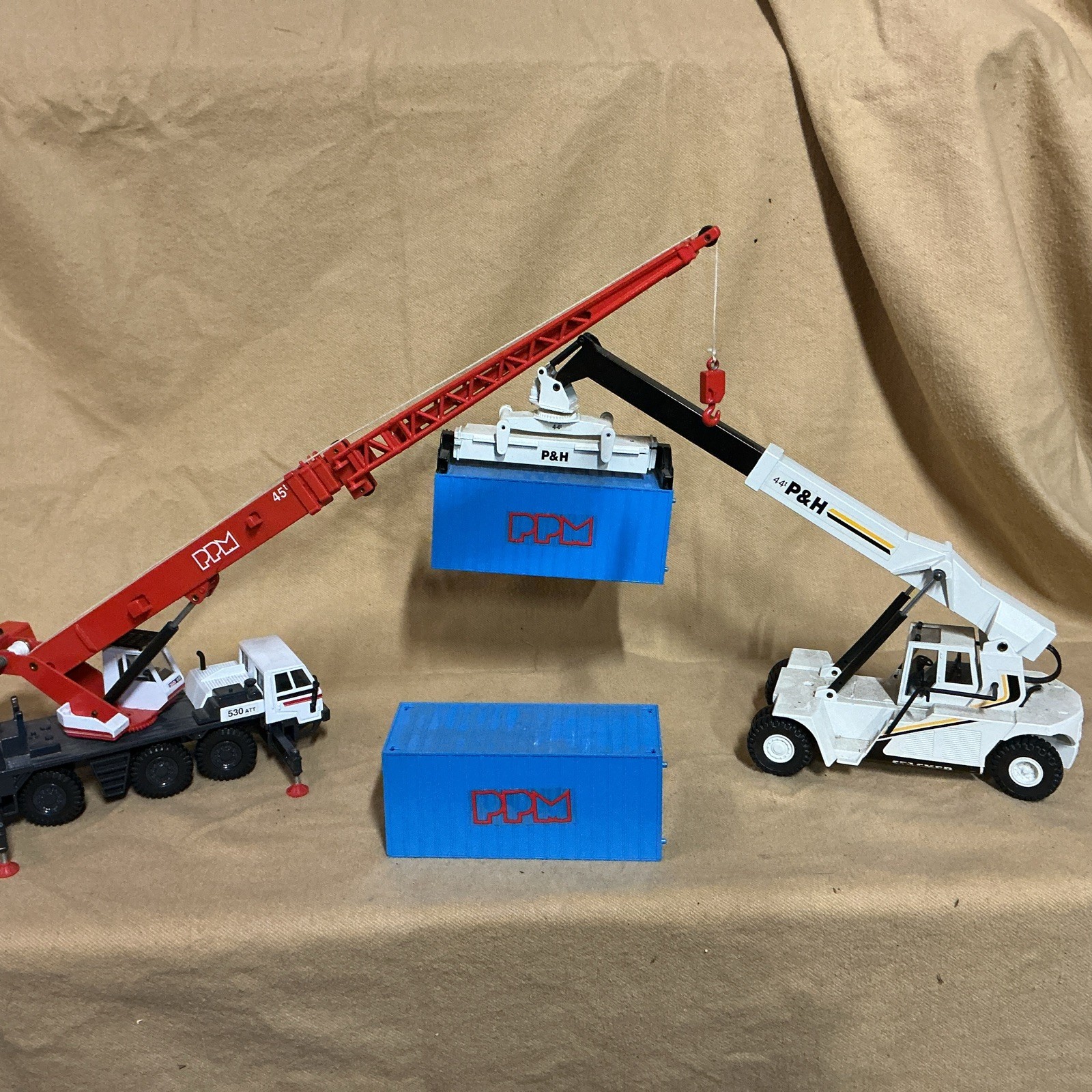 JOAL PPM 530 ATT MOBILE CRANE/P&H Rail Car Stacker 1:50 Diecast