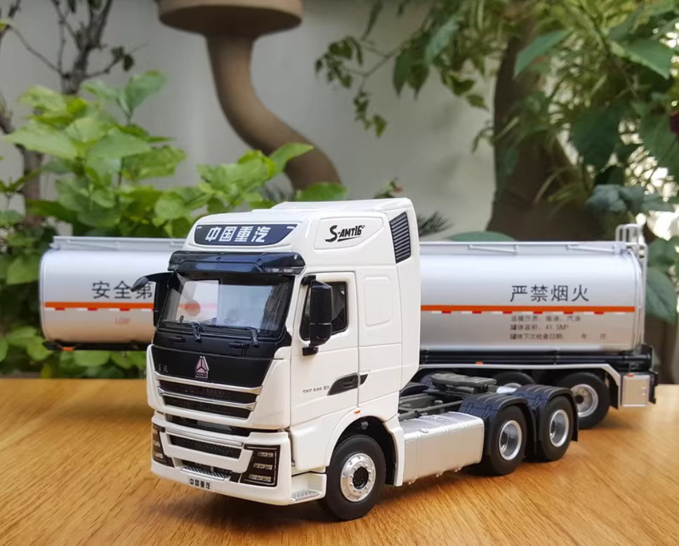 1:36 46CM HOWO TH7 Tank Truck Petroleum Transport vehicle Carrier Diecast Model