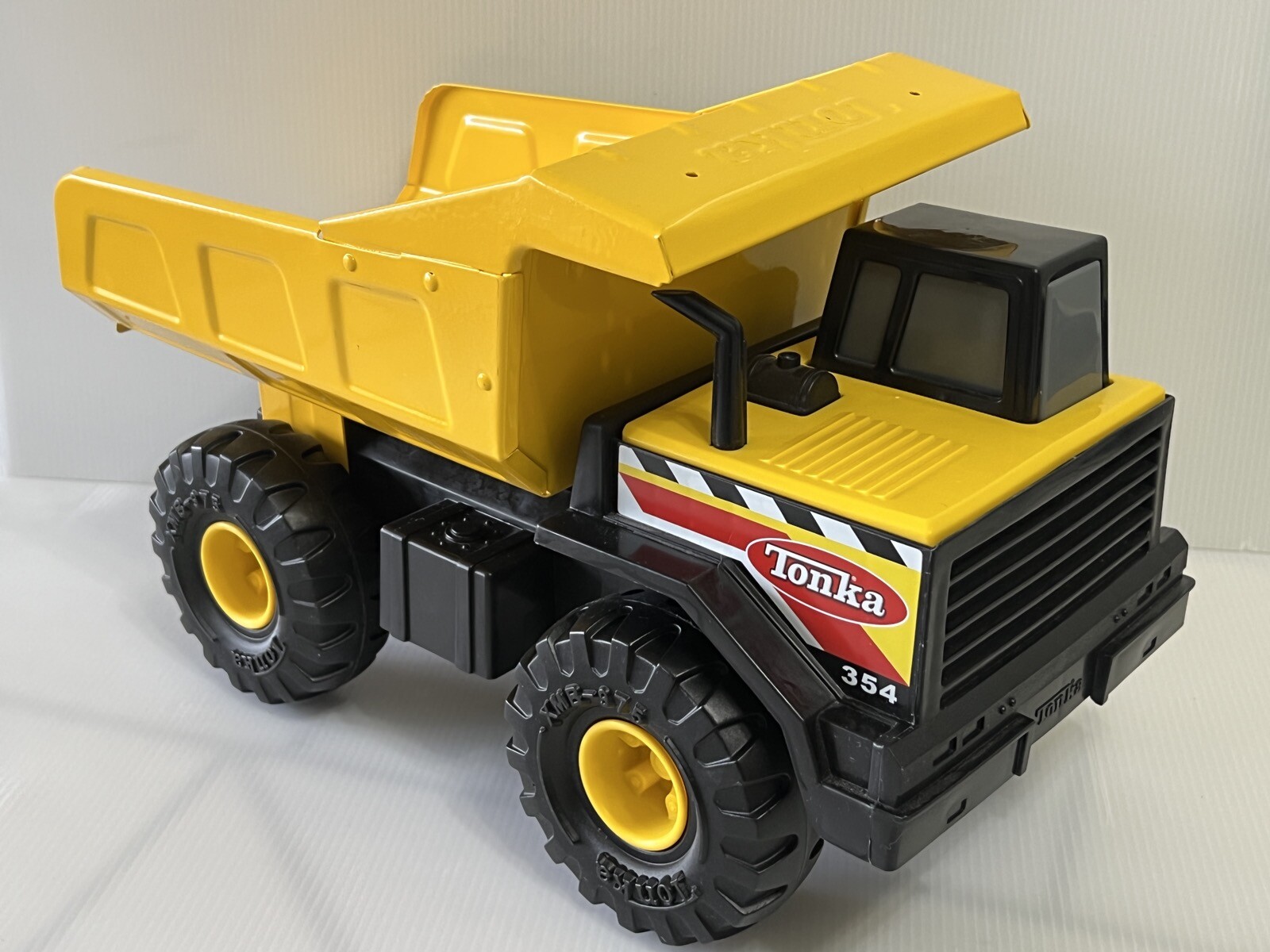 TONKA 354 CLASSIC CONSTRUCTION YELLOW MIGHTY DUMP TRUCK METAL 2012 HASBRO 93918