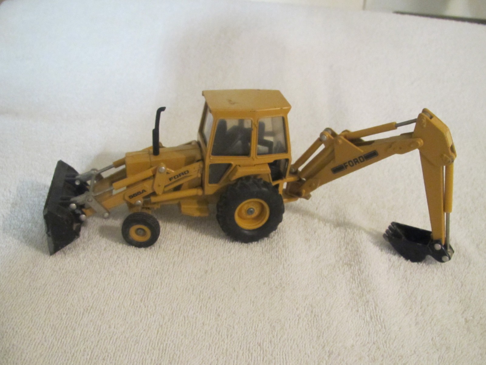 ERTL Ford 555A Skip Load/Back Hoe