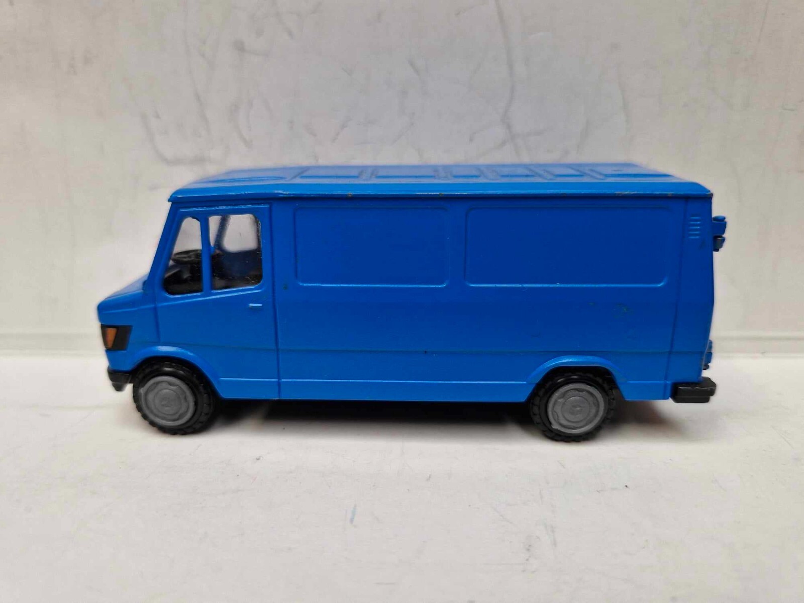 Vintage Conrad 1604 MERCEDES BENZ 208 310D LWB low roof van 1983-88 1:50 used un