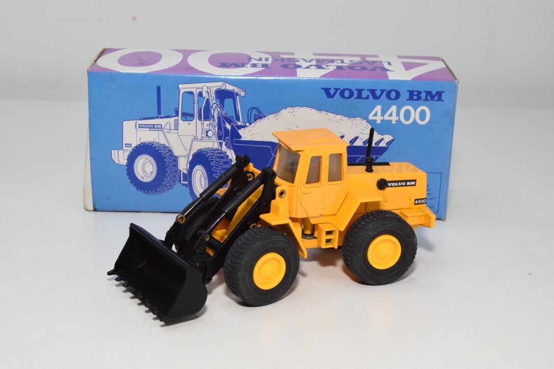 B71 1:50 VOLVO BM 4400 WHEEL LOADER WHEEL LOADER SHOVEL YELLOW MIB CONRAD NZG?