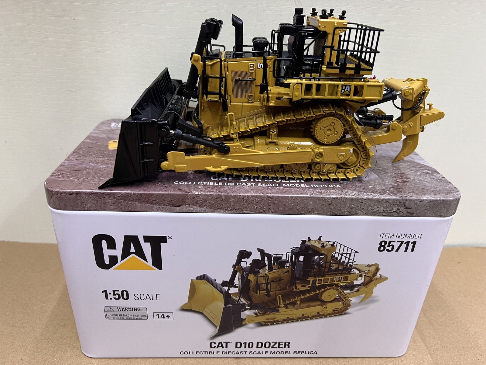 DM 1:50 CAT D10 DOZER Caterpillar Crawler Bulldozer Alloy Forklift Model 85711