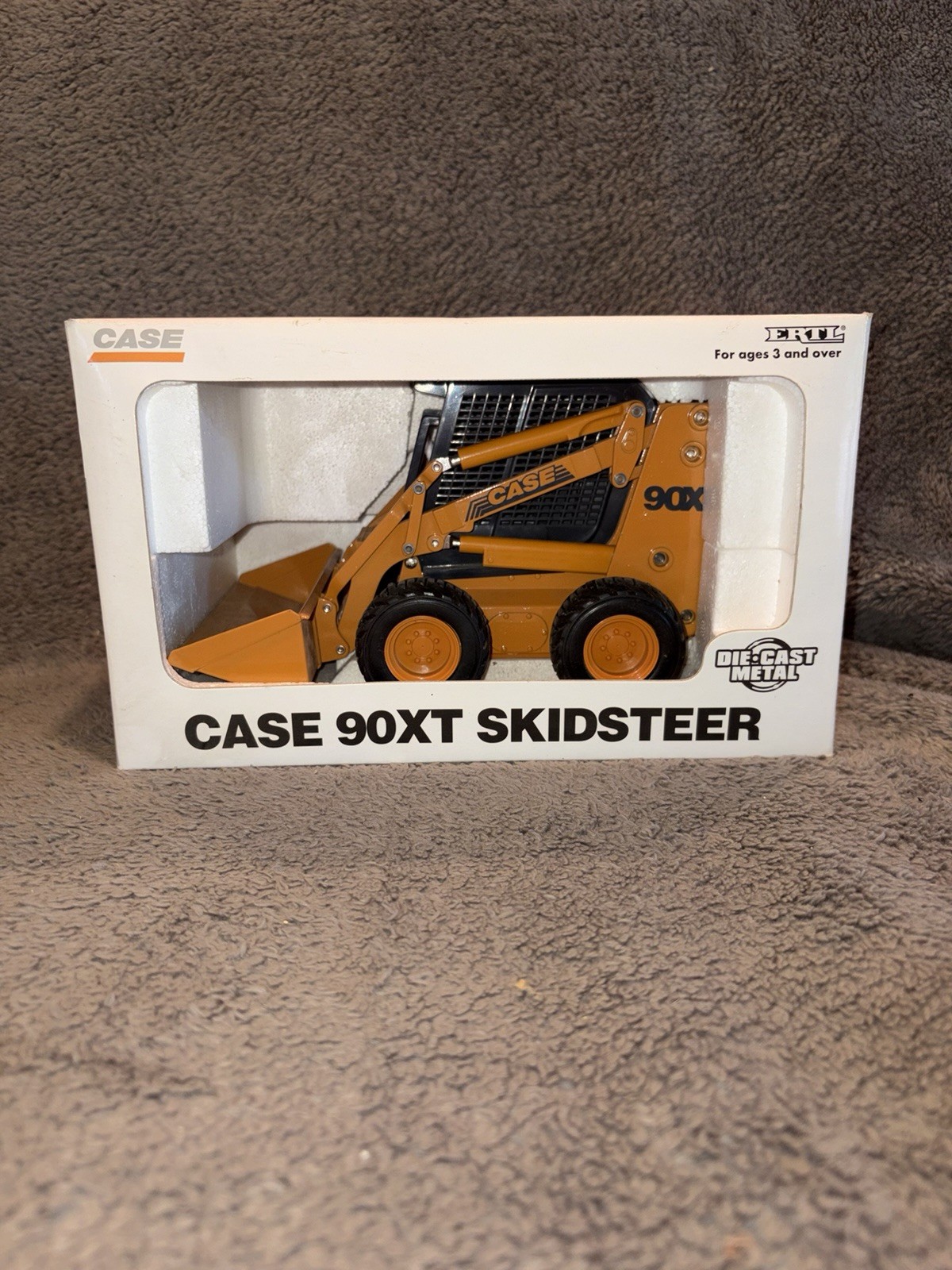Ertl Case 90XT Skidsteer 1:16 Die-Cast Metal Replica Movable Bucket & Arms