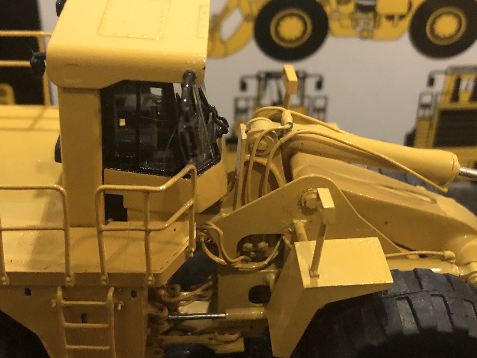 Classic Construction Models CCM CAT Caterpillar 992G Wheel Loader Brass – 1:87